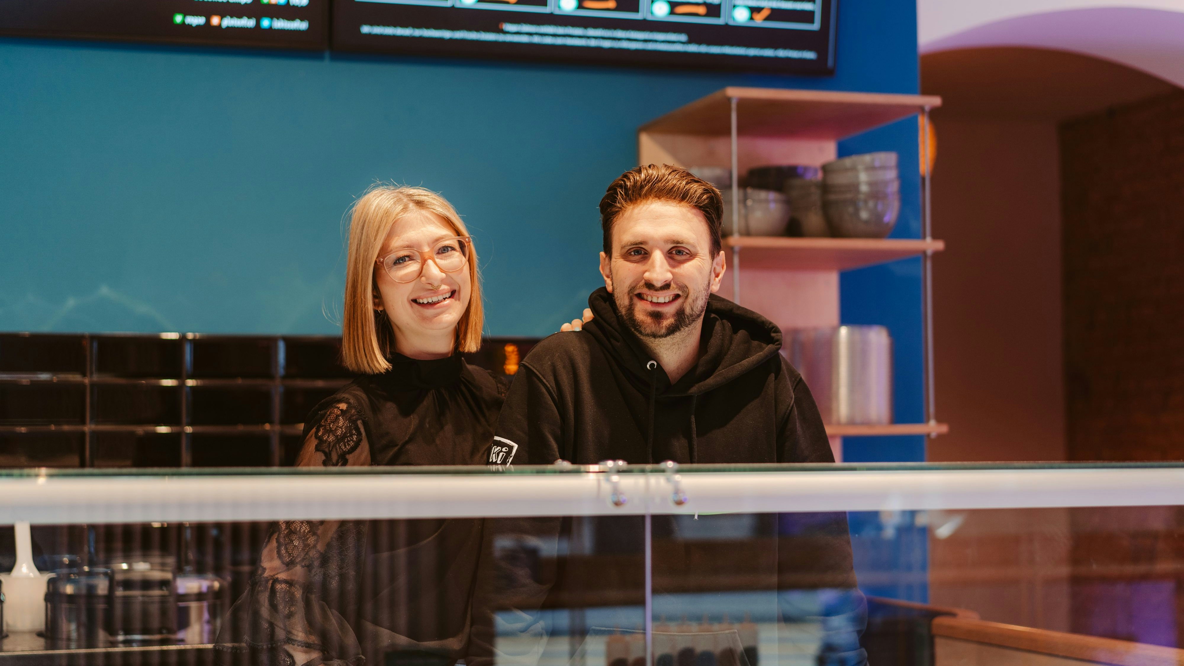 Die beiden Wiki Wiki Grüner Nathalie und Dennis freuen sich über das Jubiläum.