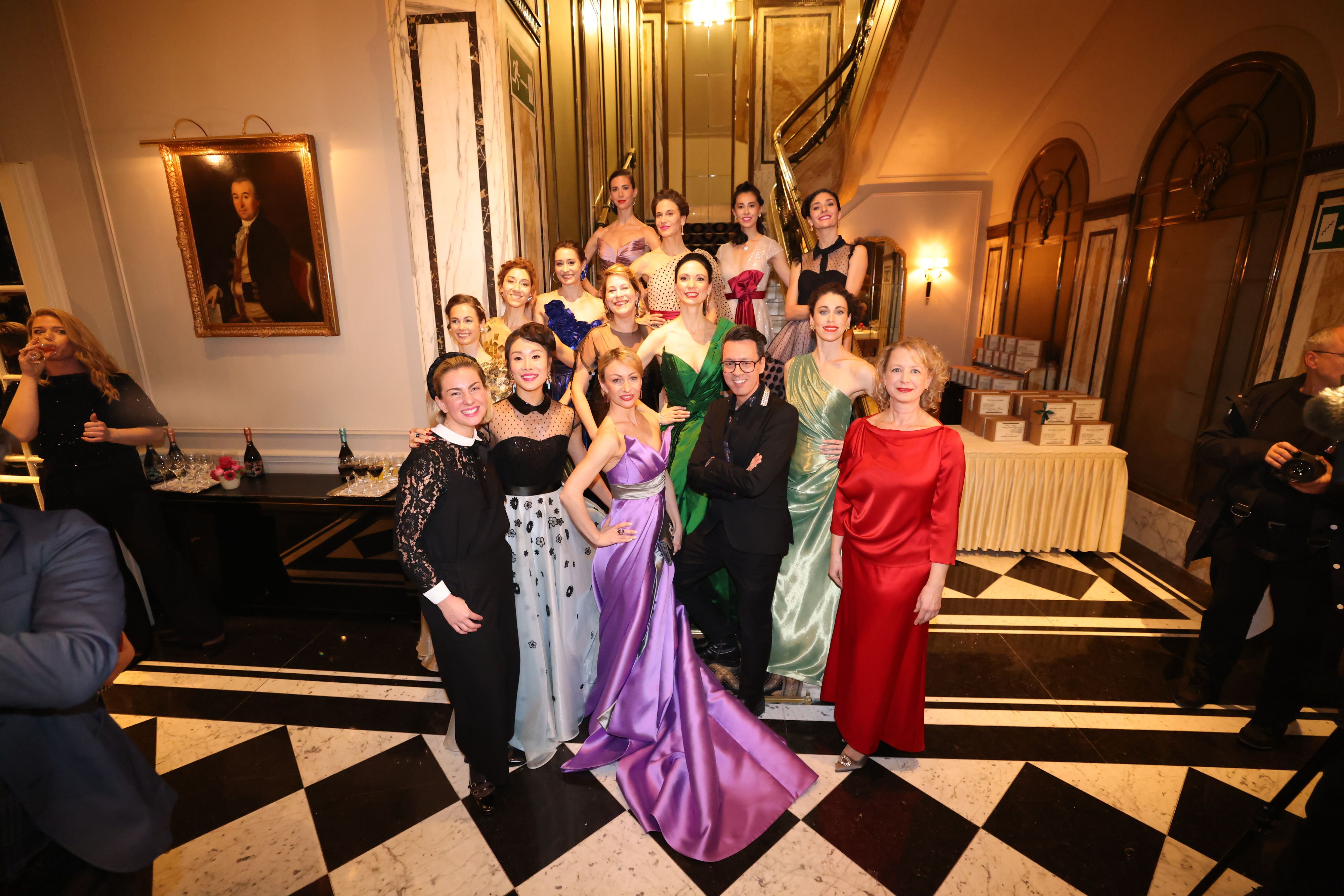 Die Stars der Oper, also die Ersten Solotänzerinnen und Solotänzerinnen des Wiener Staatsballetts, setzten für die Ballnacht des Jahres auf Design aus Österreich!