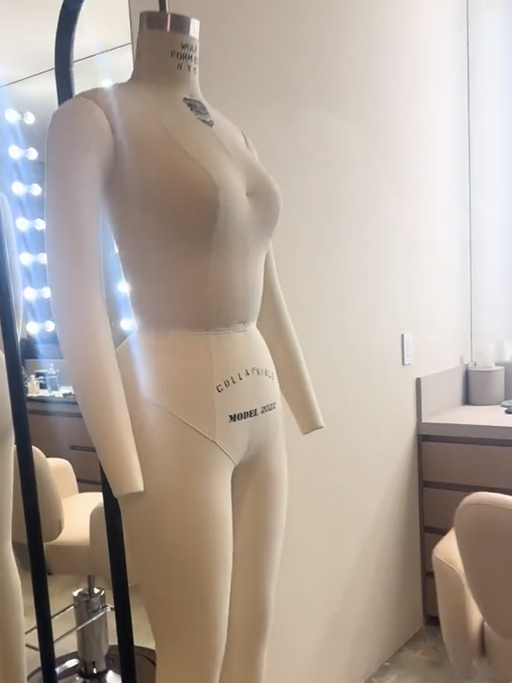 In der Garderobe hat sie eine maßgeschneiderte Schaufensterpuppe. Inklusive großem Po.