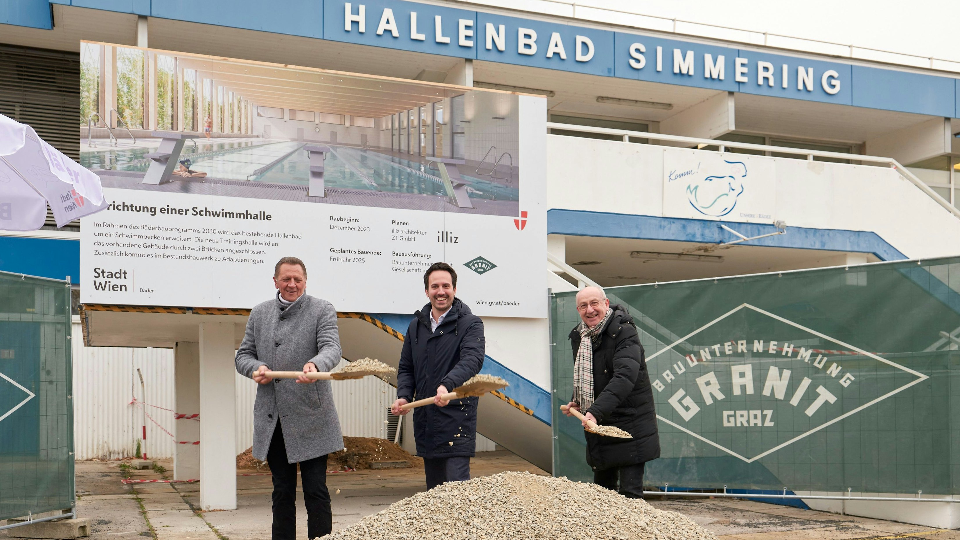 Simmerings Bezirkschef Thomas Steinhart (SPÖ), Vizebürgermeister und Bäderstadtrat Christoph Wiederkehr (Neos) und MA44-Leiter Hubert Teubenbacher (v.li.) beim Spatenstich zur Schwimmhalle
