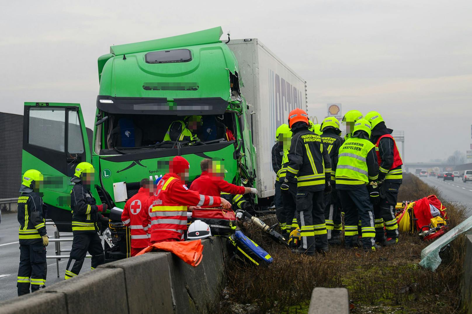 Auf der Westautobahn ist es am Donnerstag zu einem schweren Unfall gekommen.