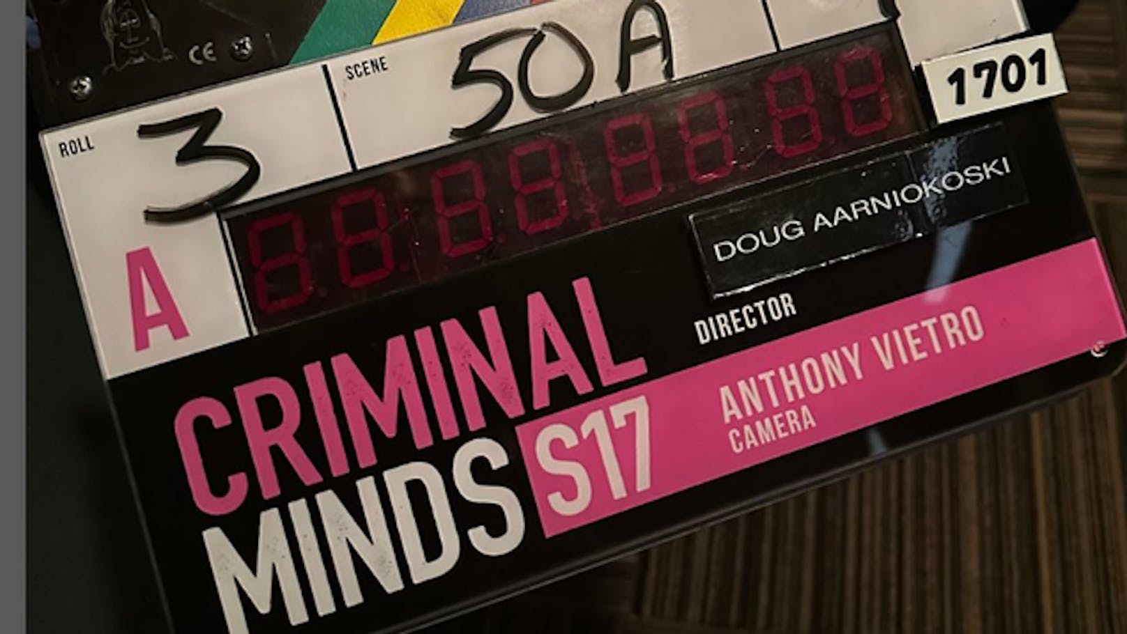 Auf der Filmklappe steht gut lesbar "Criminal Minds S.17"