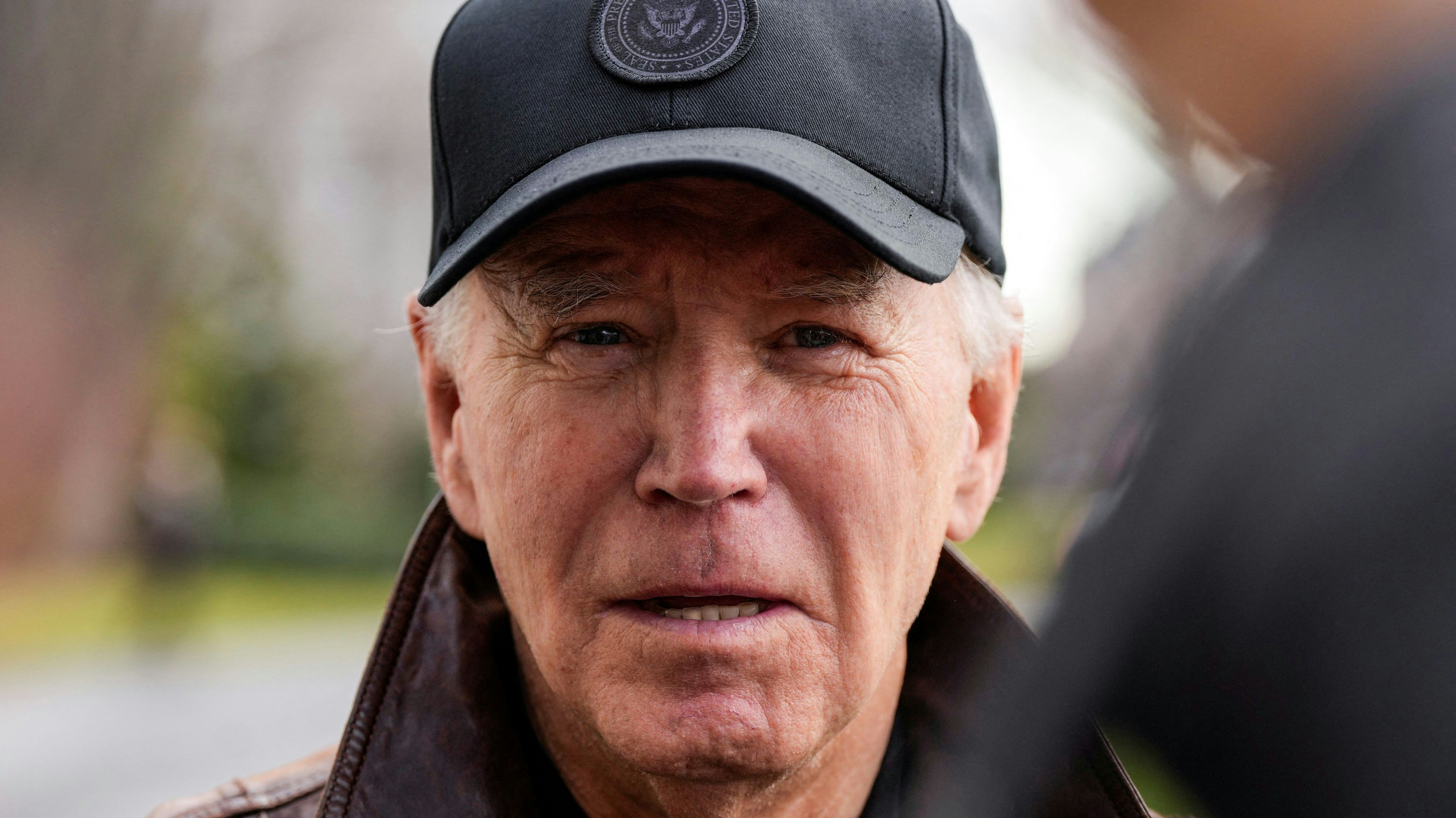 Biden hatte bereits Ende Oktober beim US-Kongress ein 105 Milliarden US-Dollar schweres Hilfspaket mit Unterstützung für die Ukraine und Israel beantragt. 