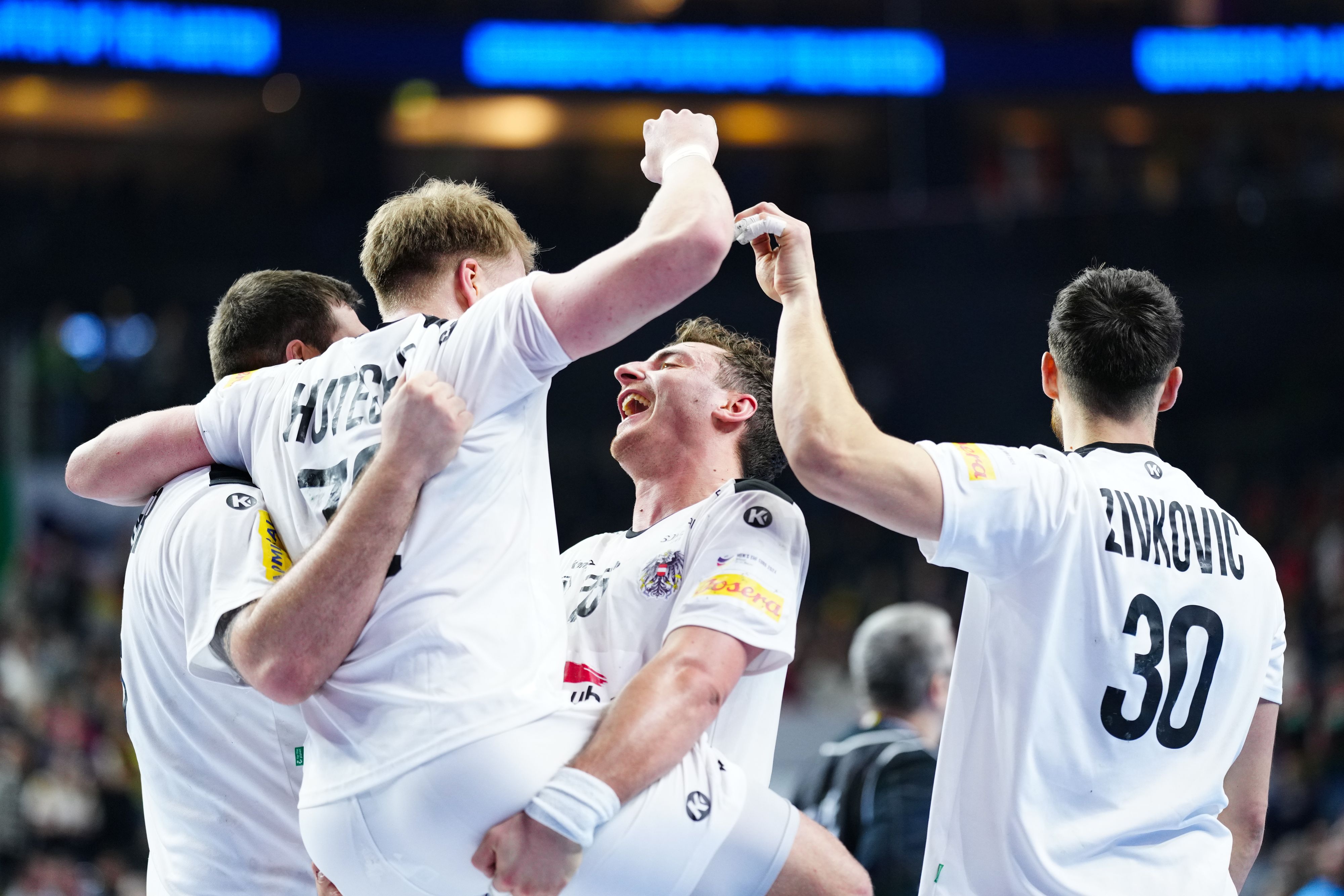 Österreichs Handball-Herren feiern den Erfolg gegen Ungarn.