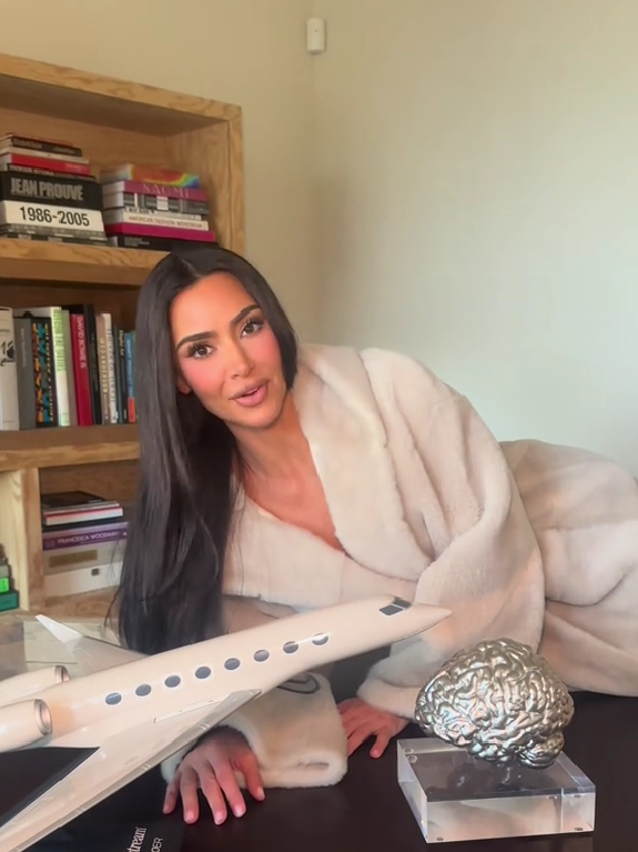 Ein Röntgenzentrum schenkt Kim die silberne Skulptur ihres Gehirns zu Weihnachten.