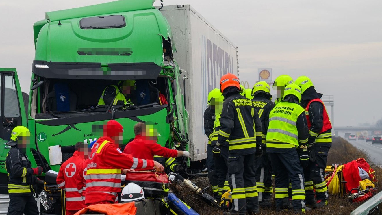 Ein Großaufgebot an Helfern war bei Ansfelden (Bez. Linz-Land) im Einsatz.