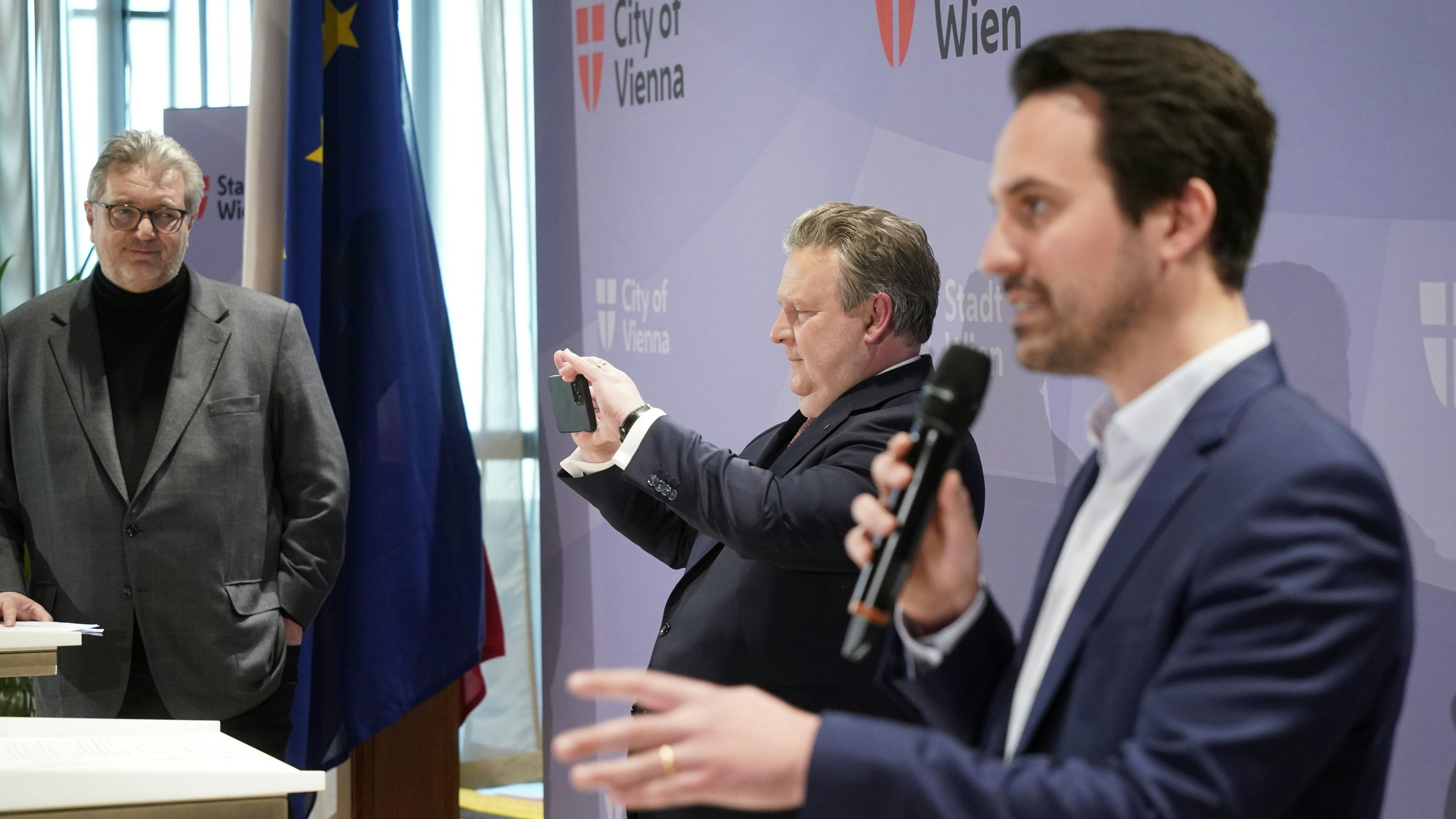 Bürgermeister Ludwig knipste Journalisten mit dem Handy. 