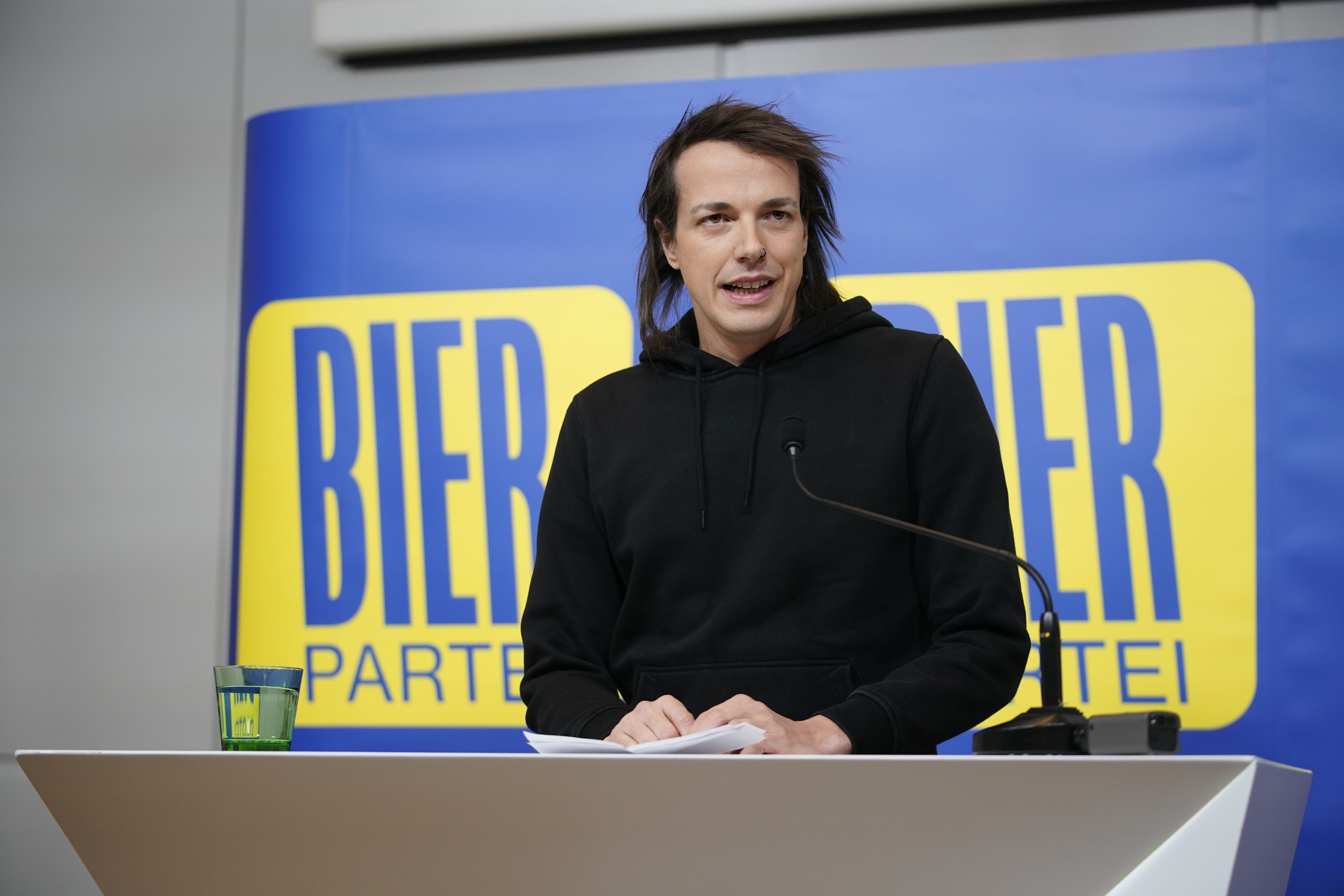 Dominik Wlazny tritt mit der Bierpartei bei der Nationalratswahl an.