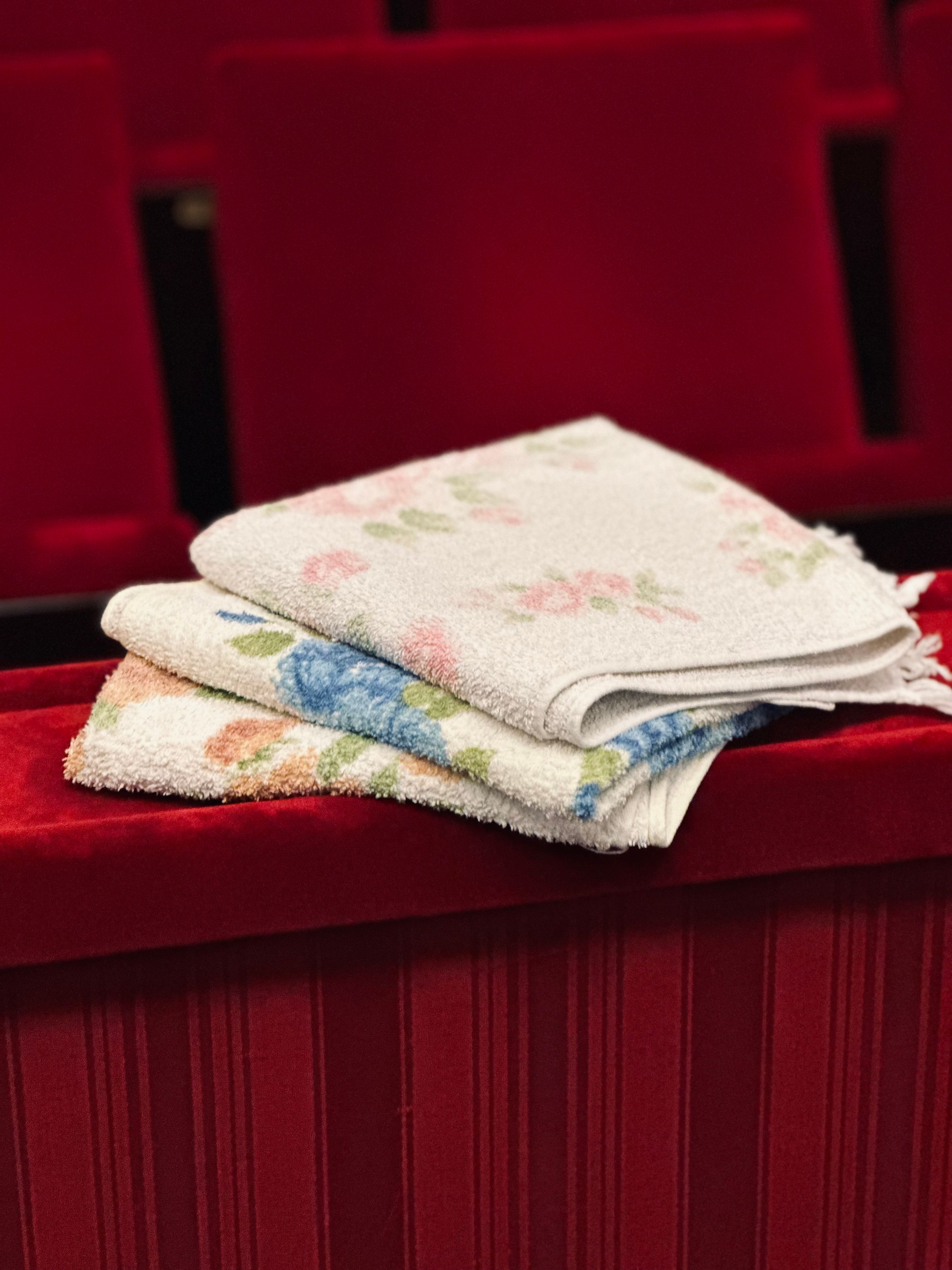 Handtücher im Stil der 1960er und 1970er Jahre, am besten geblümt, werden derzeit dringend gesucht.