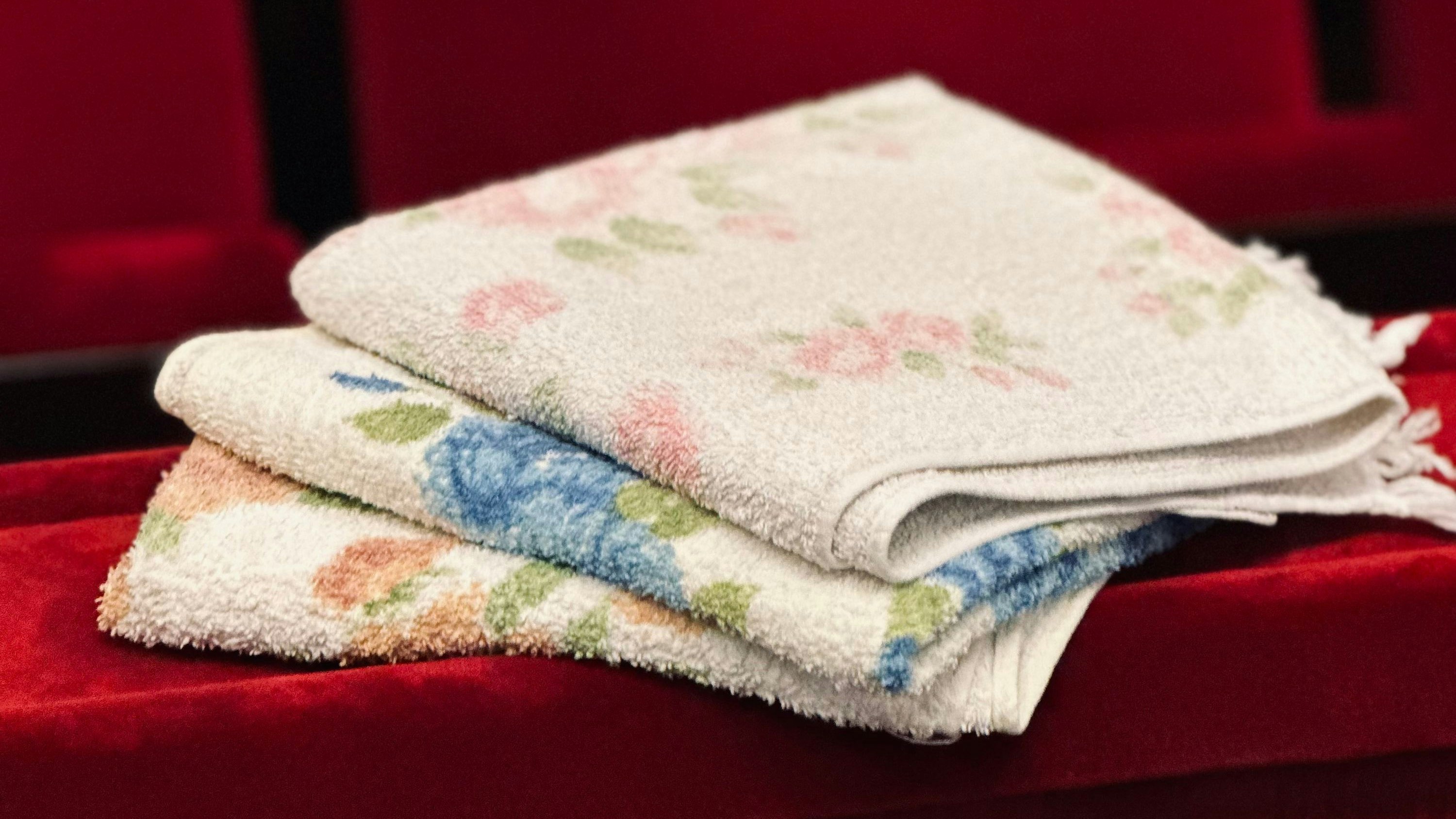 Handtücher im Stil der 1960er und 1970er Jahre, am besten geblümt, werden derzeit dringend gesucht.