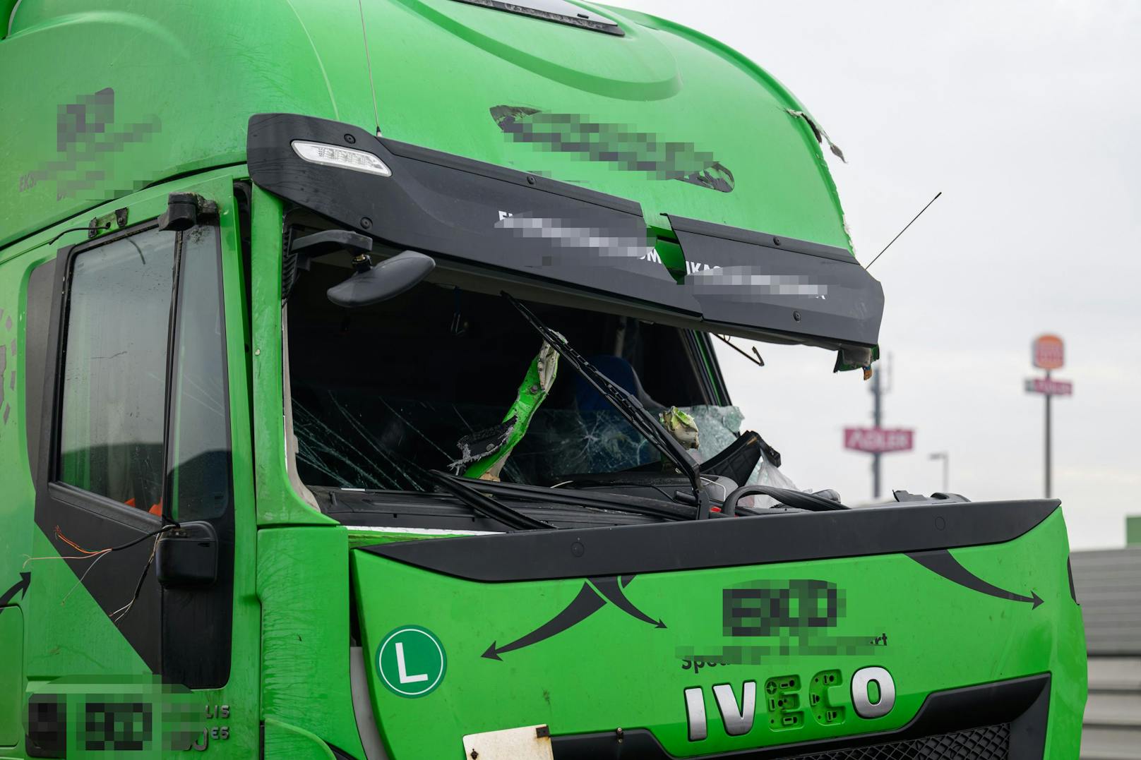 Auf der Westautobahn ist es am Donnerstag zu einem schweren Unfall gekommen.