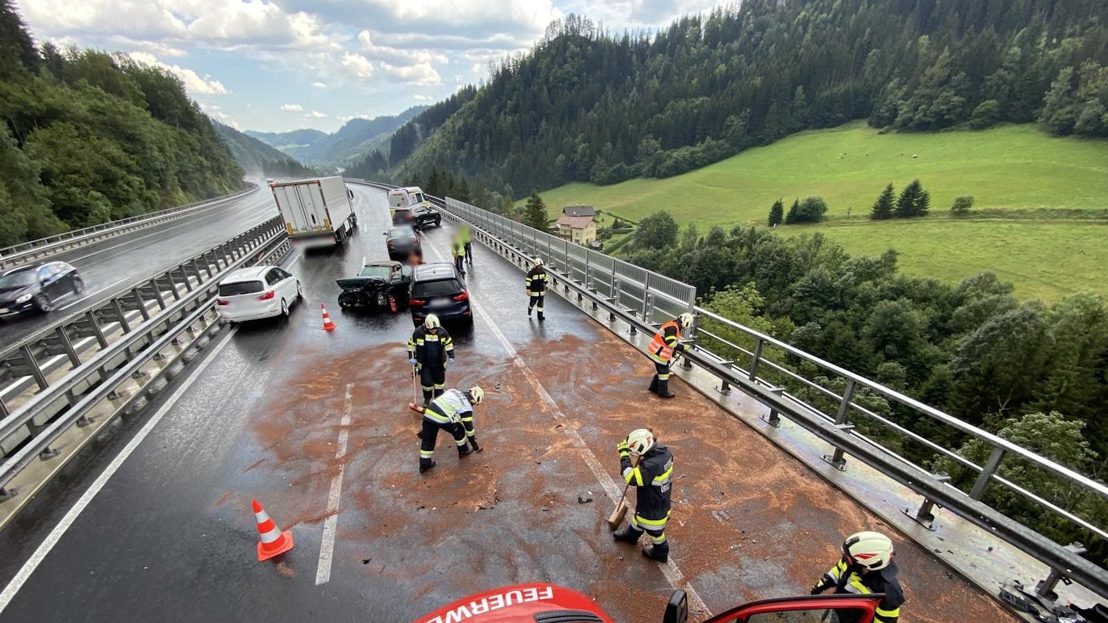 LKW-Lenker stürzt bei Pinkel-Pause von Brücke – tot