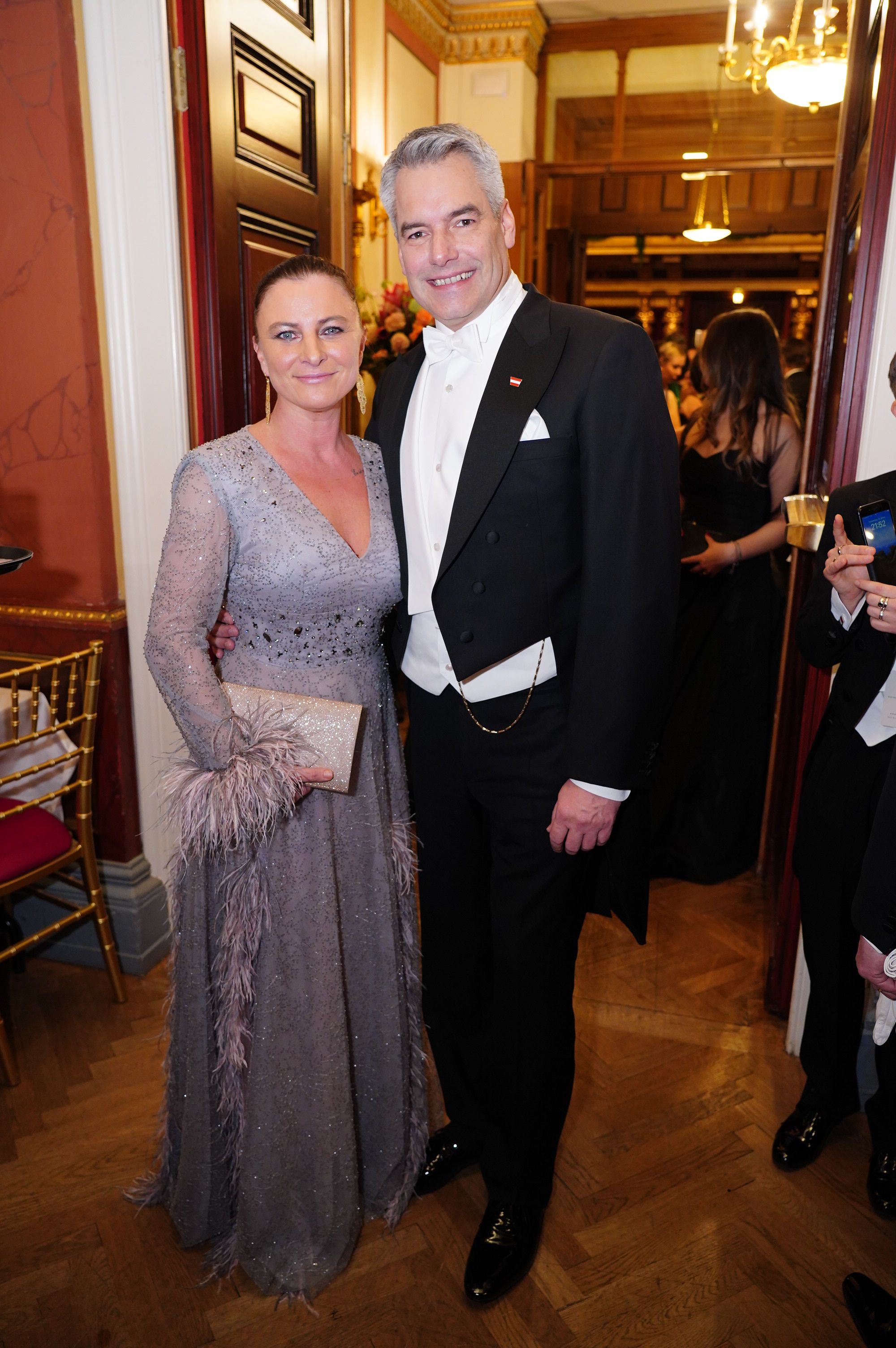 Katharina (in Atil Kutoglu) und Karl Nehammer