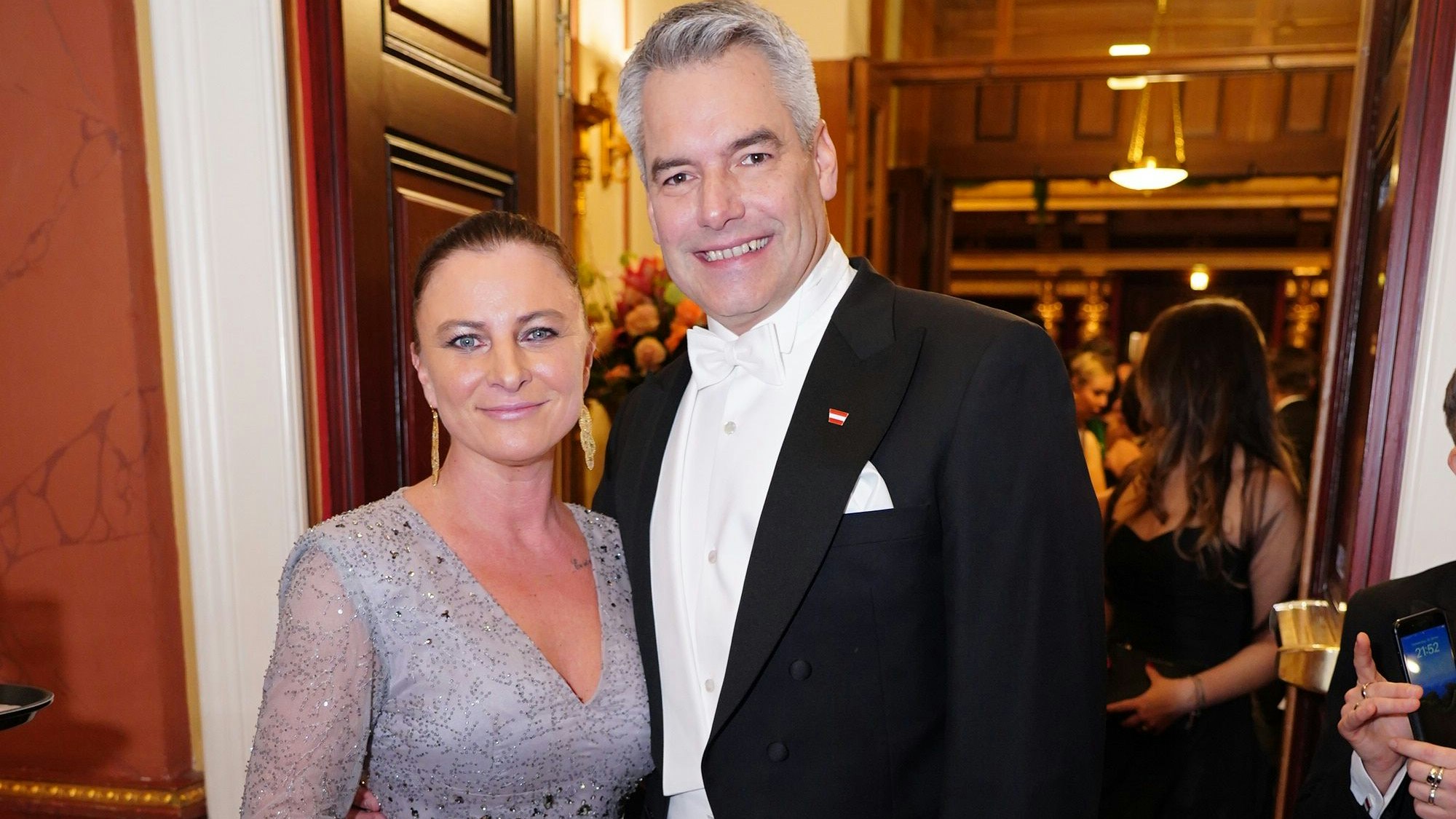 Katharina (in Atil Kutoglu) und Karl Nehammer