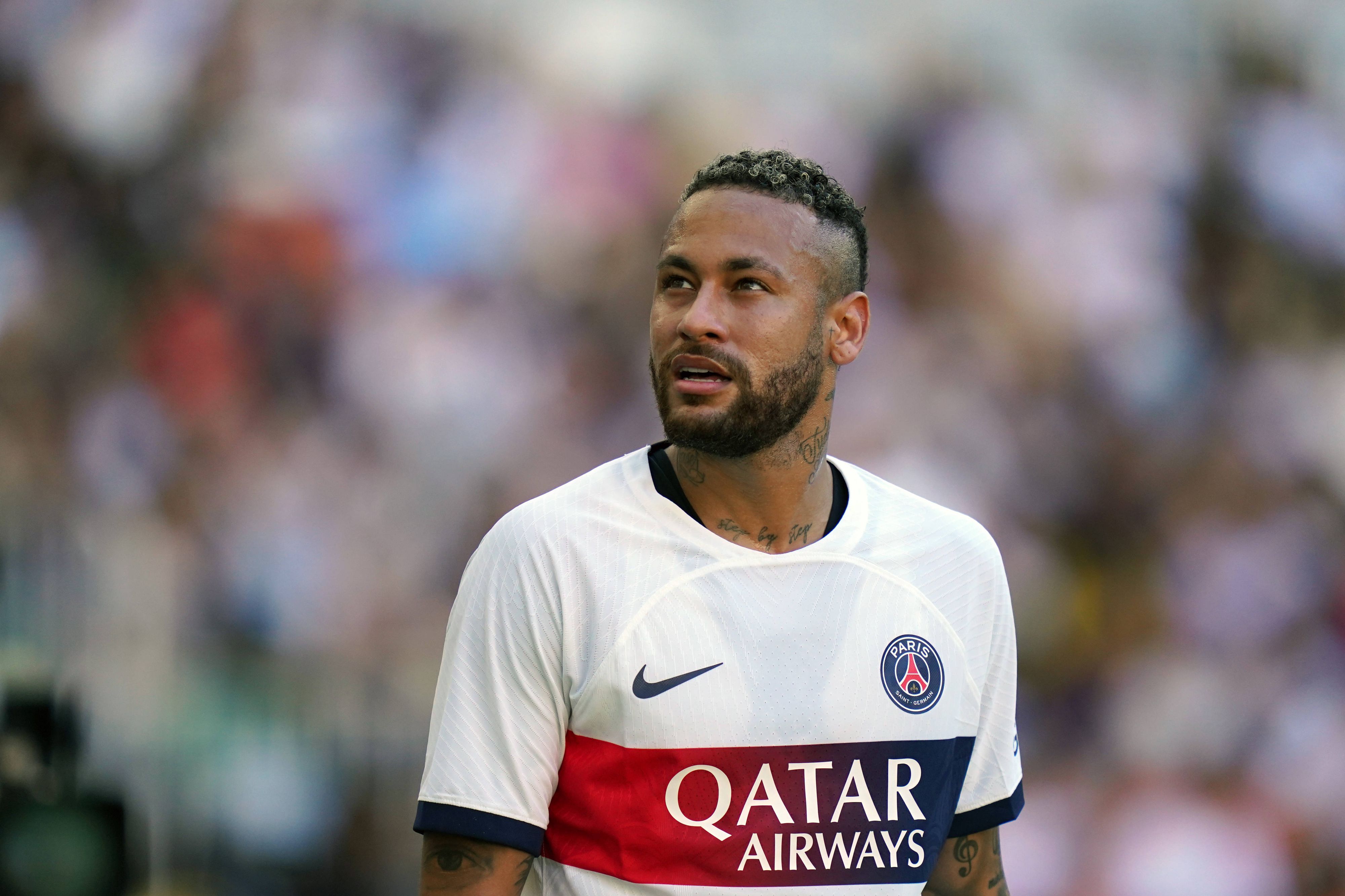 Im Sommer 2017 wechselte Neymar für die Rekordsumme von 222 Millionen Euro von Barcelona nach Paris.