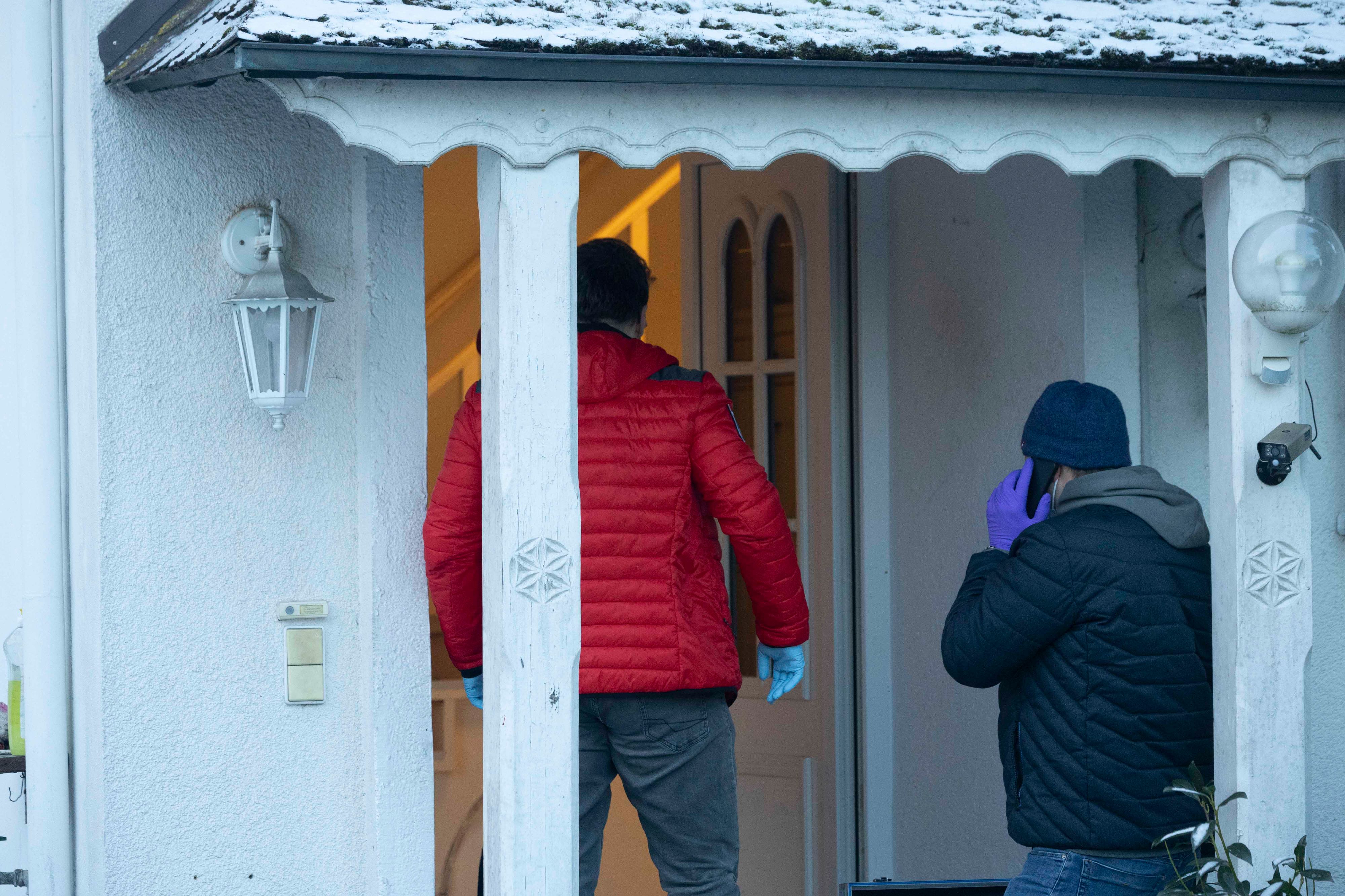 Ermittler beim Haus in Obernberg (Bez. Ried im Innkreis), in dem sich die schreckliche Bluttat ereignet hat