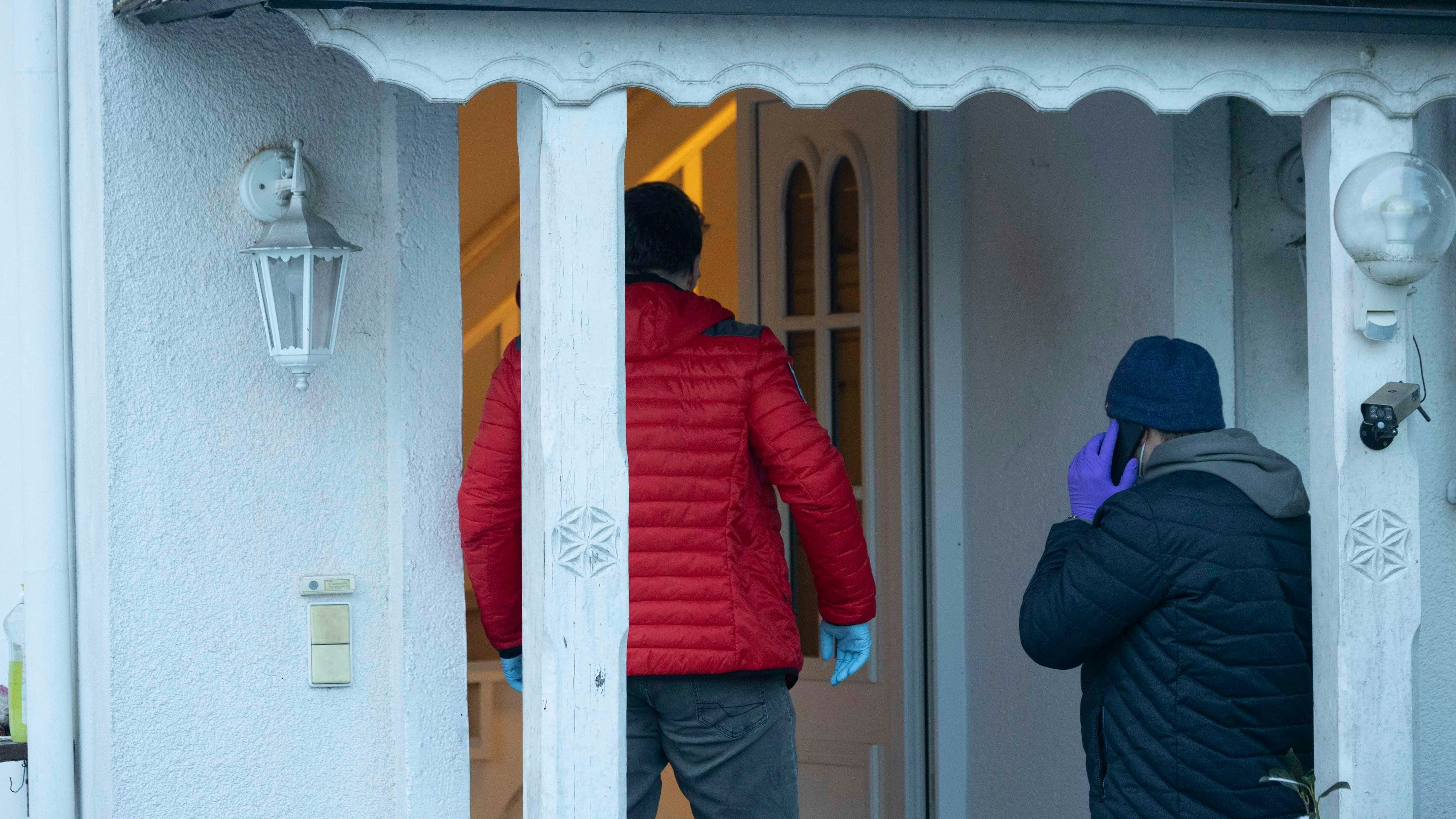 Ermittler beim Haus in Obernberg (Bez. Ried im Innkreis), in dem sich die schreckliche Bluttat ereignet hat