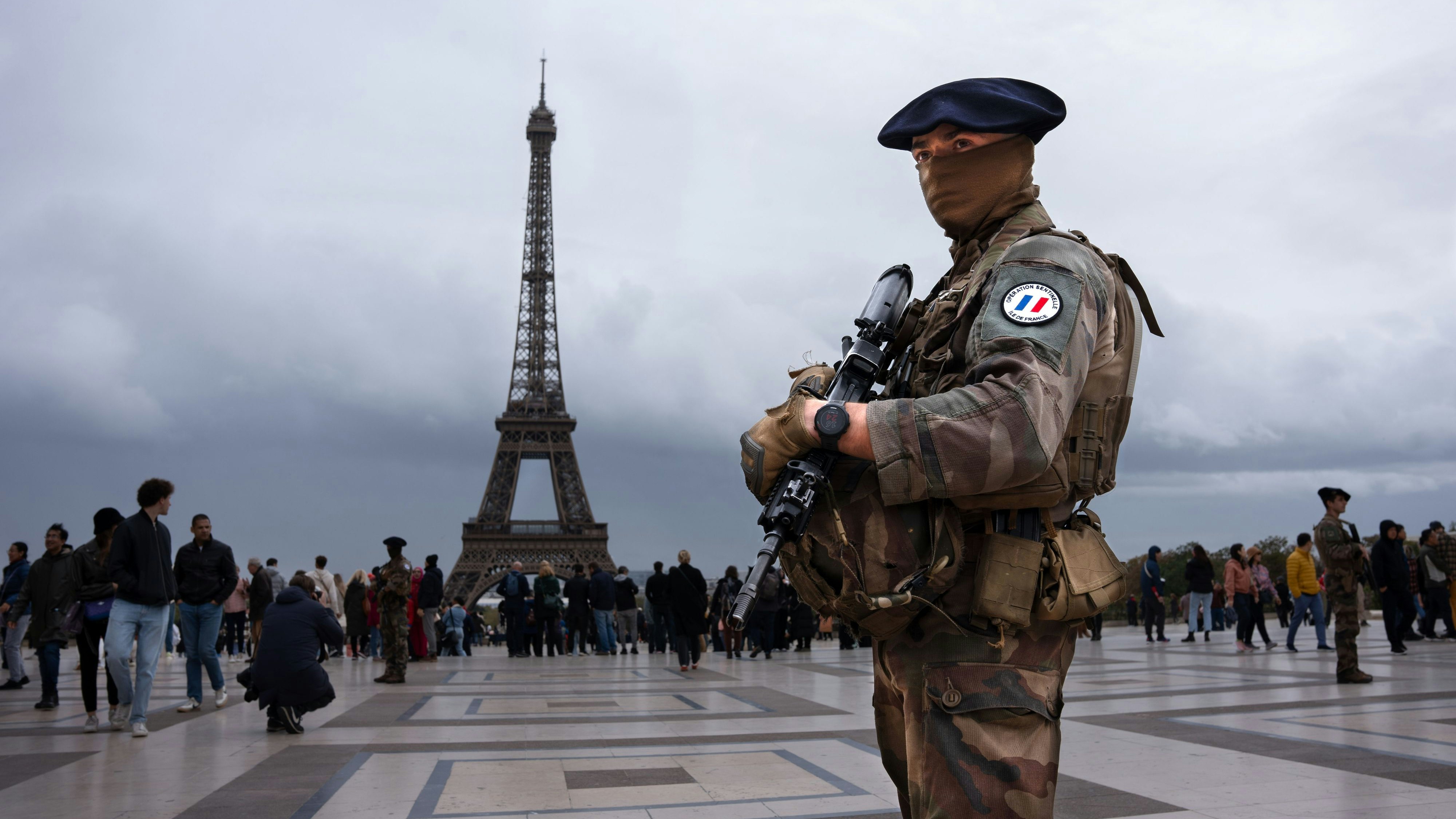 Download von www.picturedesk.com am 19.01.2024 (09:41).  October 21, 2023, Paris, France: A French military man from ''Operation Sentinelle' guards the Trocadero area in front of the Eiffel Tower, crowded with tourists, as France is on high alert for terrorism due to the Palestinian-Israeli conflict. Dozens of French military and police are deployed throughout Paris because of multiple bomb threats. - 20231021_PD23003 - Rechteinfo: Rights Managed (RM)