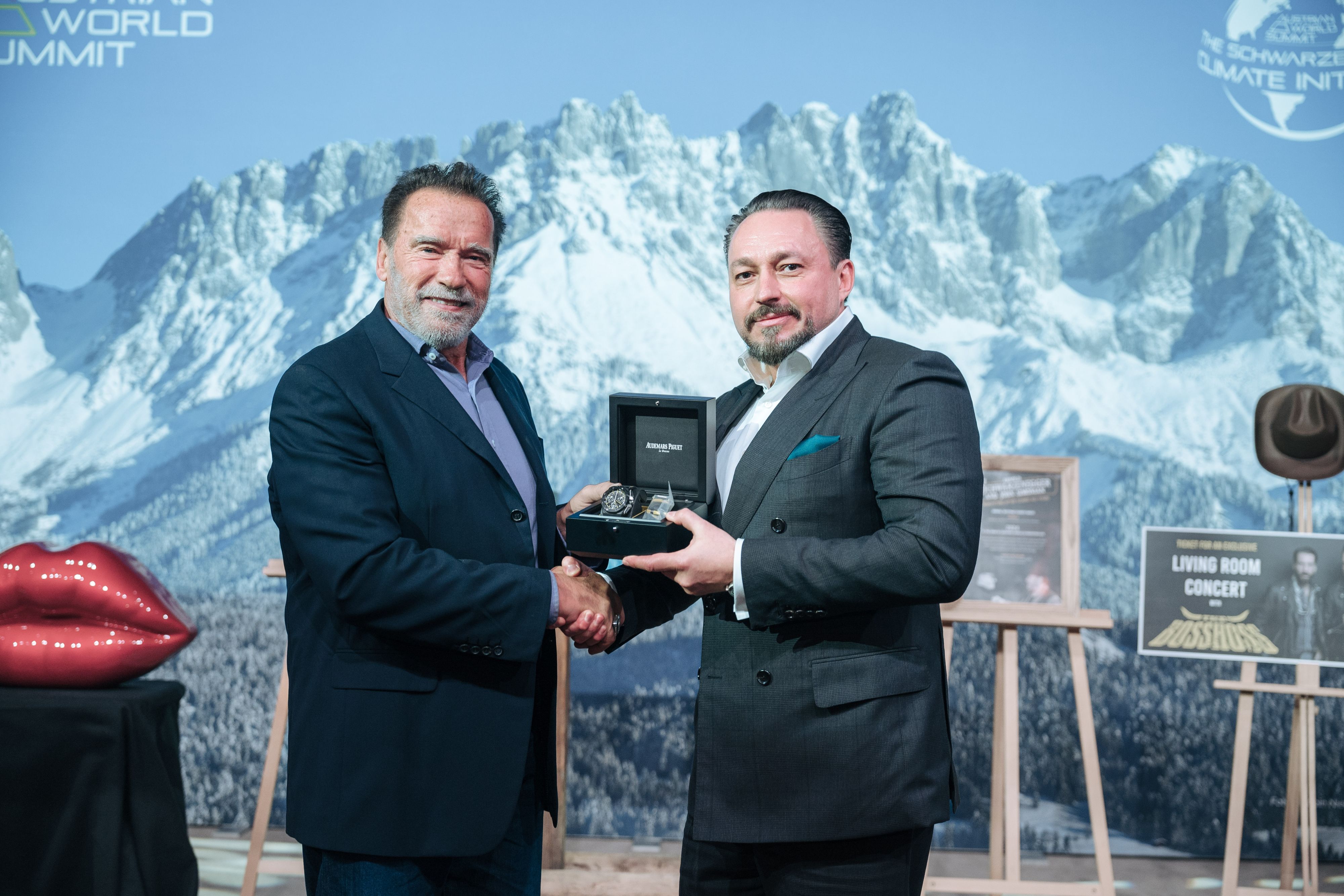 Arnold Schwarzenegger übergab seine Uhr an Klemens Hallmann.