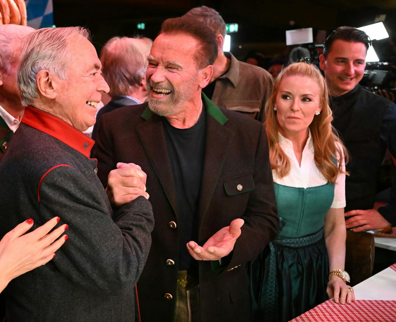 Download von www.picturedesk.com am 19.01.2024 (21:25). Superstar Arnold Schwarzenegger und seine Freundin Heather Milligan werden von Ski-Legende Karl Schranz begrüßt