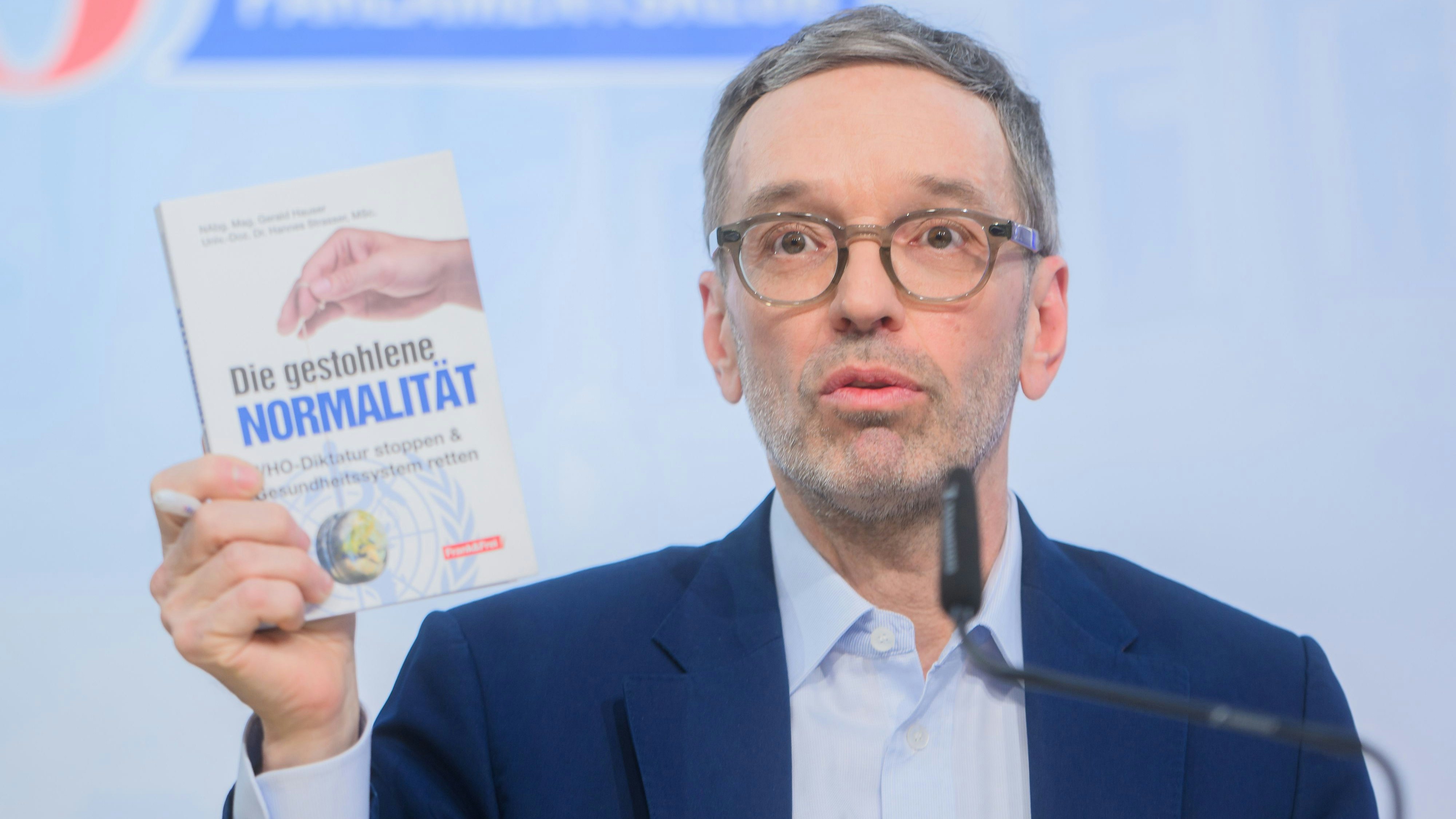 FPÖ-Chef Herbert Kickl beim Pressegespräch, das eine kuriose Wendung nahm.