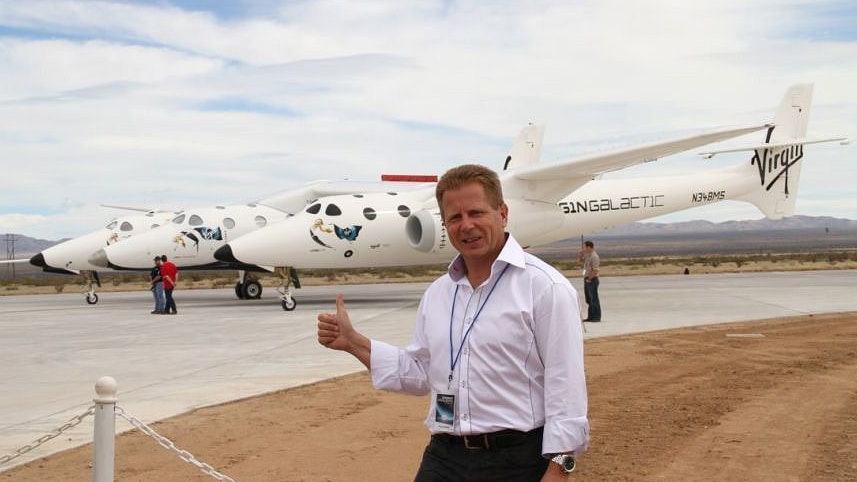 ZU APA-TEXT CA - Mit einer Feier in der Wüste des US-Bundesstaats New Mexico weihte der Konzern Virgin Galactic am Freitag, 22. Oktober 2010 die Startbahn für die erste Touristen-Raumfähre der Welt ein. "Die Fertigstellung am Spaceport America ist ein wichtiger Meilenstein beim Bau des ersten Weltraumflughafens, der ausdrücklich für kommerzielle Zwecke gebaut wird", erklärte Virgin Galactic. Im BNild: Der Wiener Franz Haider vor dem Spaceship 2 in New Mexico. Haider der bereits eine Anzahluung für den Flug leistete will als erster österreichischer Weltraumtourist ins All fliegen. .....+++ WIR WEISEN AUSDRÜCKLICH DARAUF HIN, DASS EINE VERWENDUNG DES BILDES AUS MEDIEN- UND/ODER URHEBERRECHTLICHEN GRÜNDEN AUSSCHLIESSLICH IM ZUSAMMENHANG MIT DEM ANGEFÜHRTEN ZWECK ERFOLGEN DARF - VOLLSTÄNDIGE COPYRIGHTNENNUNG VERPFLICHTEND - EDITORIAL USE ONLY +++ APA-FOTO: FRANZ HAIDER