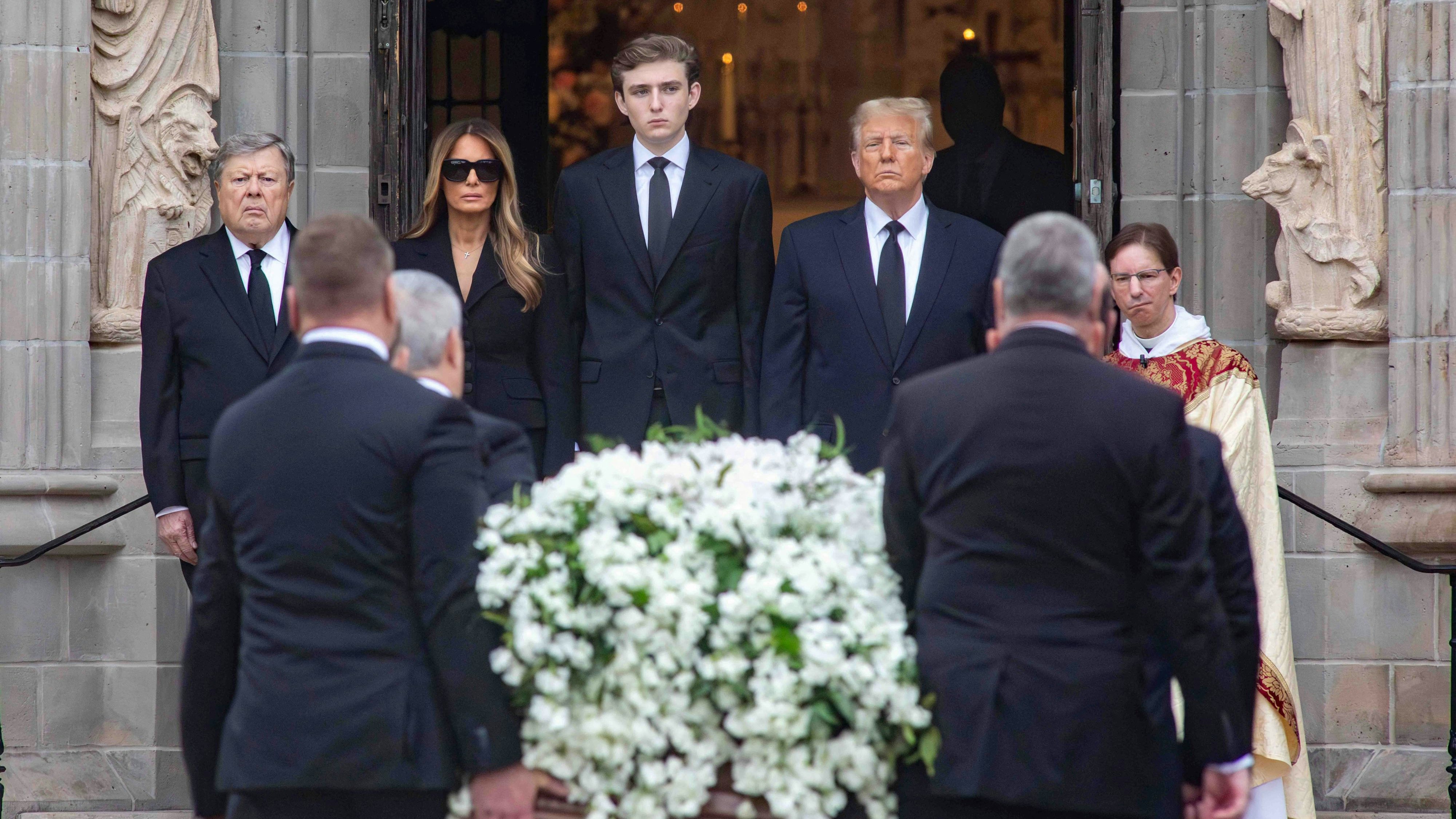 Melania Trumps Mutter Amalija Knavs wurde 78 Jahre alt. Die Trauerfeier fand in einer Kirche unweit von Donald Trumps Anwesen Mar-a-Lago in Florida statt.