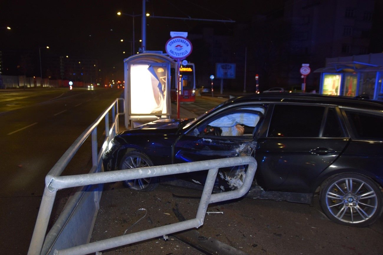 Der BMW-Fahrer krachte in das Geländer der Straßenbahn-Haltestelle.