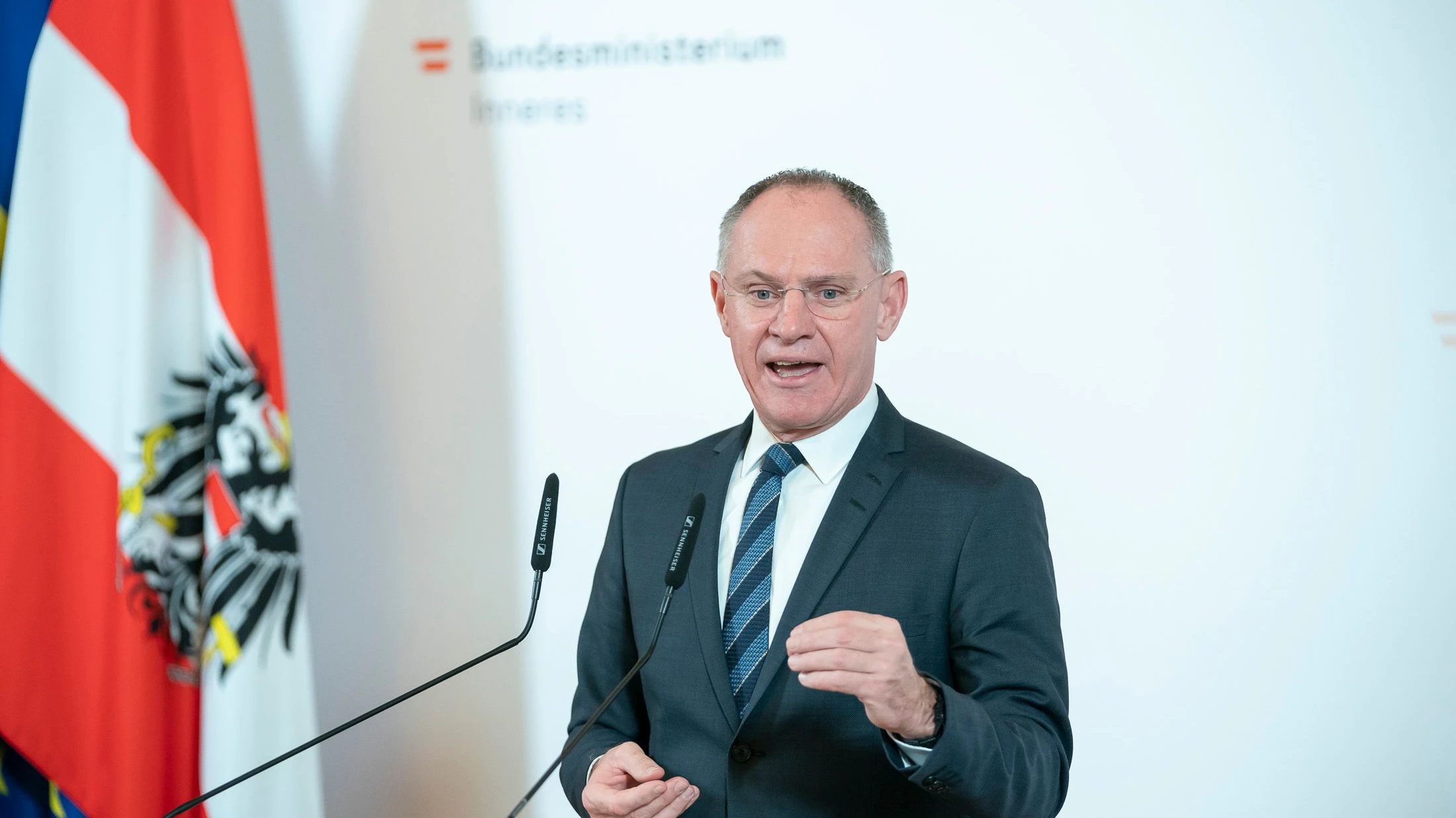 Heute.at - Fußfessel und Klarnamenpflicht – was jetzt kommen soll