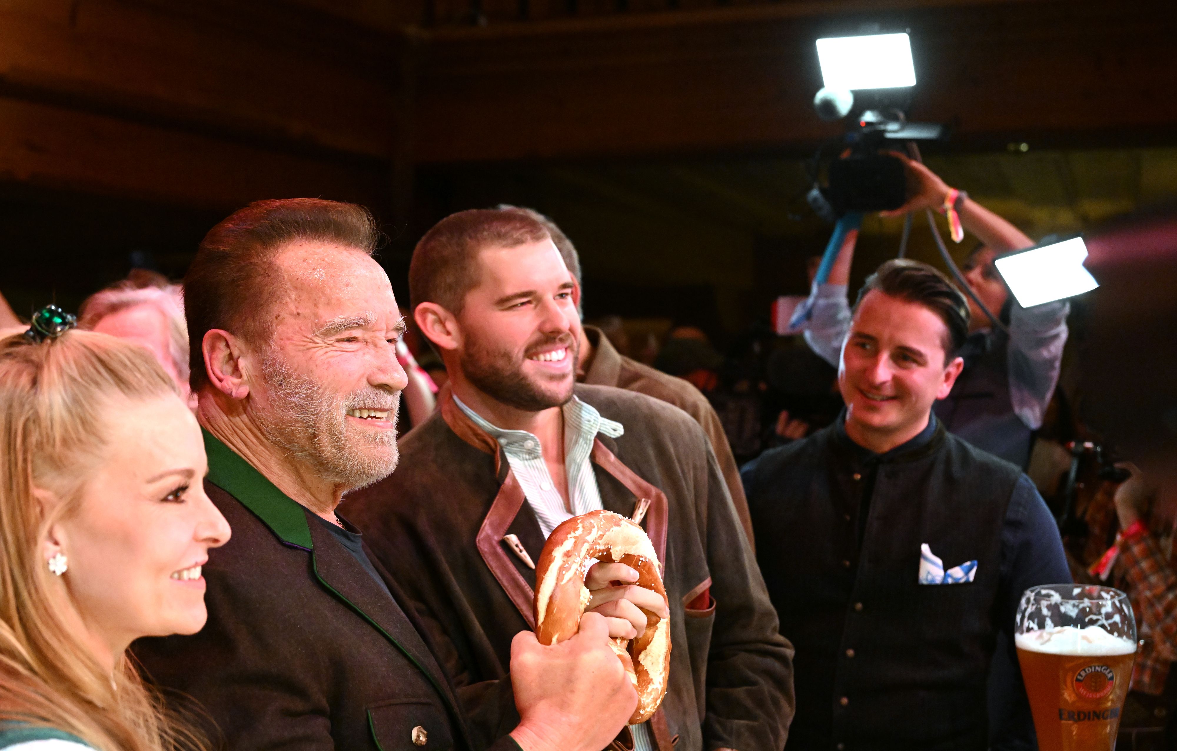 Arnold Schwarzenegger greift zur Brezel, Andreas Gabalier schaut verwundert