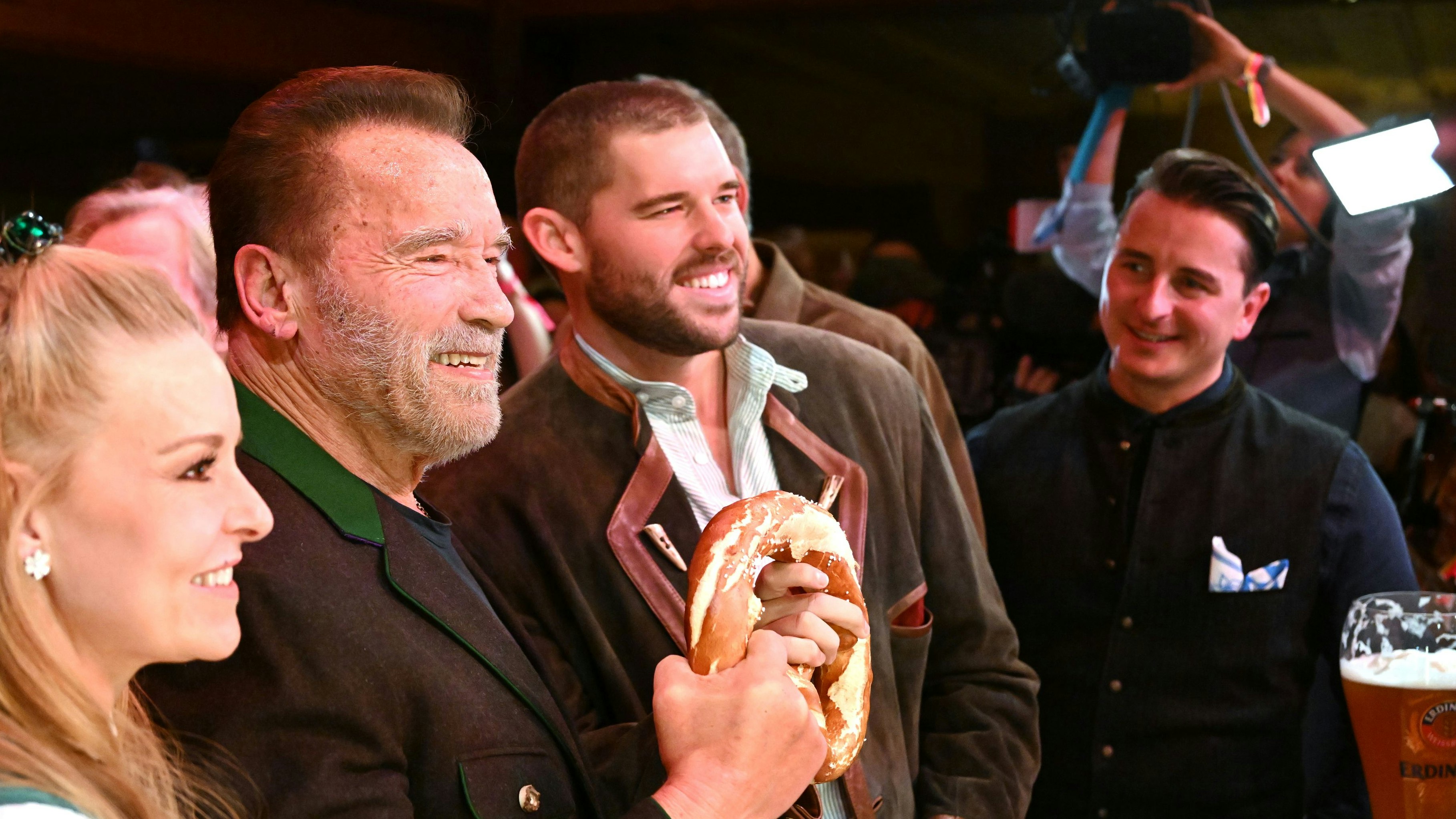 Arnold Schwarzenegger greift zur Brezel, Andreas Gabalier schaut verwundert
