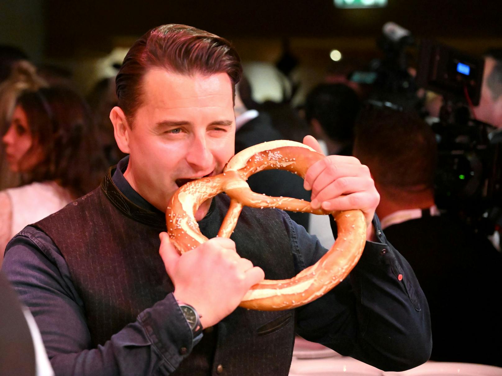 Dem Brezel-Trend schließt sich auch Weißwurst-Fan und Volksrock'n'Roller Andreas Gabalier an