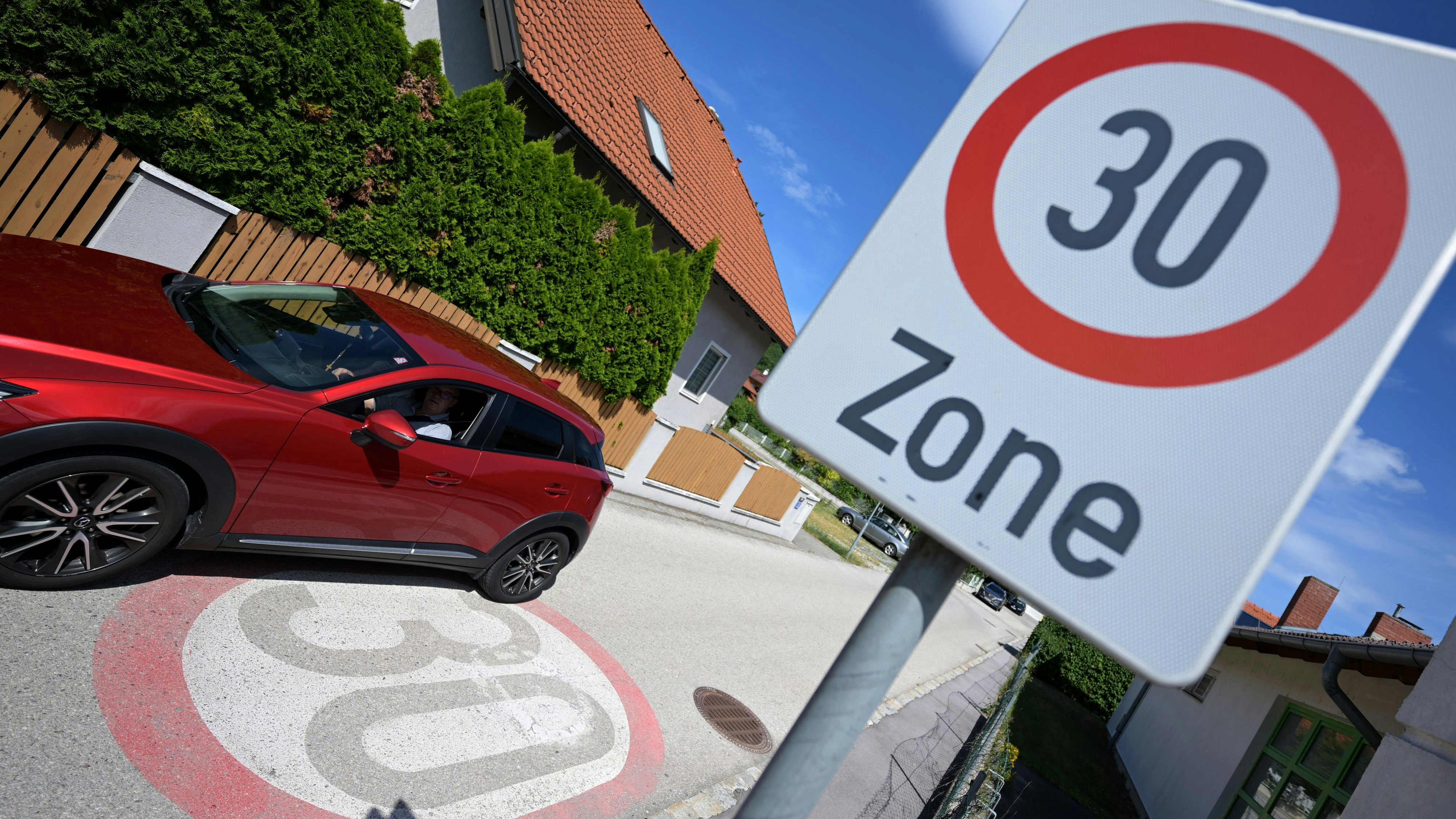 Download von www.picturedesk.com am 19.01.2024 (15:54).  ABD0024_20230731 - HIRTENBERG - ÖSTERREICH: ++ THEMENBILD ++ Eine Tempo 30-Zone im Ortsgebiet von Hitrenberg am Montag, 31. Juli 2023. Die Verkehrsministerin will es den Gemeinden erleichtern, innerorts Tempo 30 zu verhängen. - FOTO: APA/ROLAND SCHLAGER - 20230731_PD1718 - Rechteinfo: Rights Managed (RM)