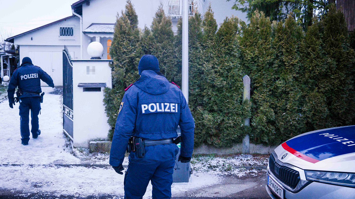 Die weiteren Erhebungen am Tatort laufen.