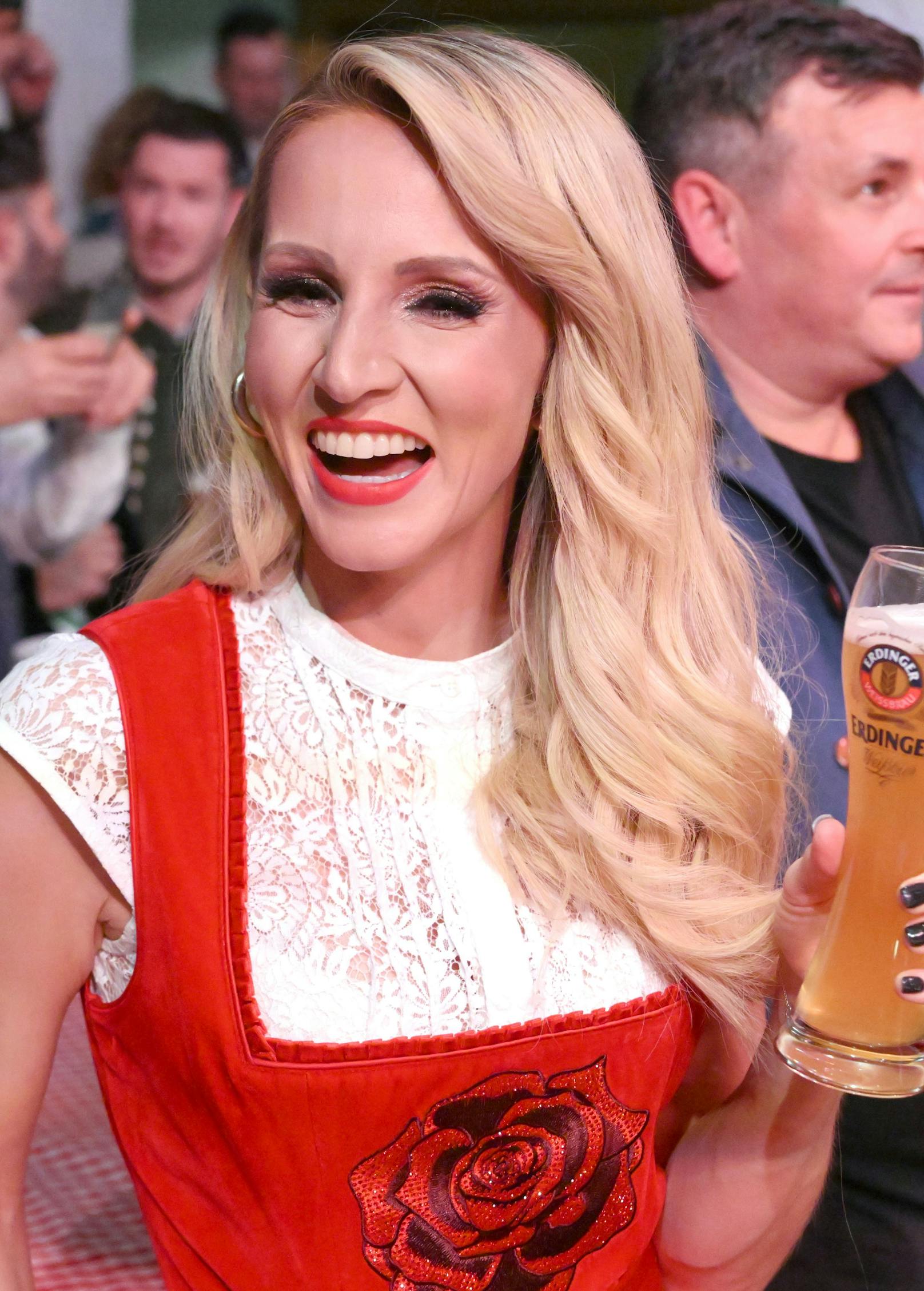 Schlagersängerin Melissa Naschenweng gönnte sich in der Zwischenzeit ein Weizenbier. Prost!