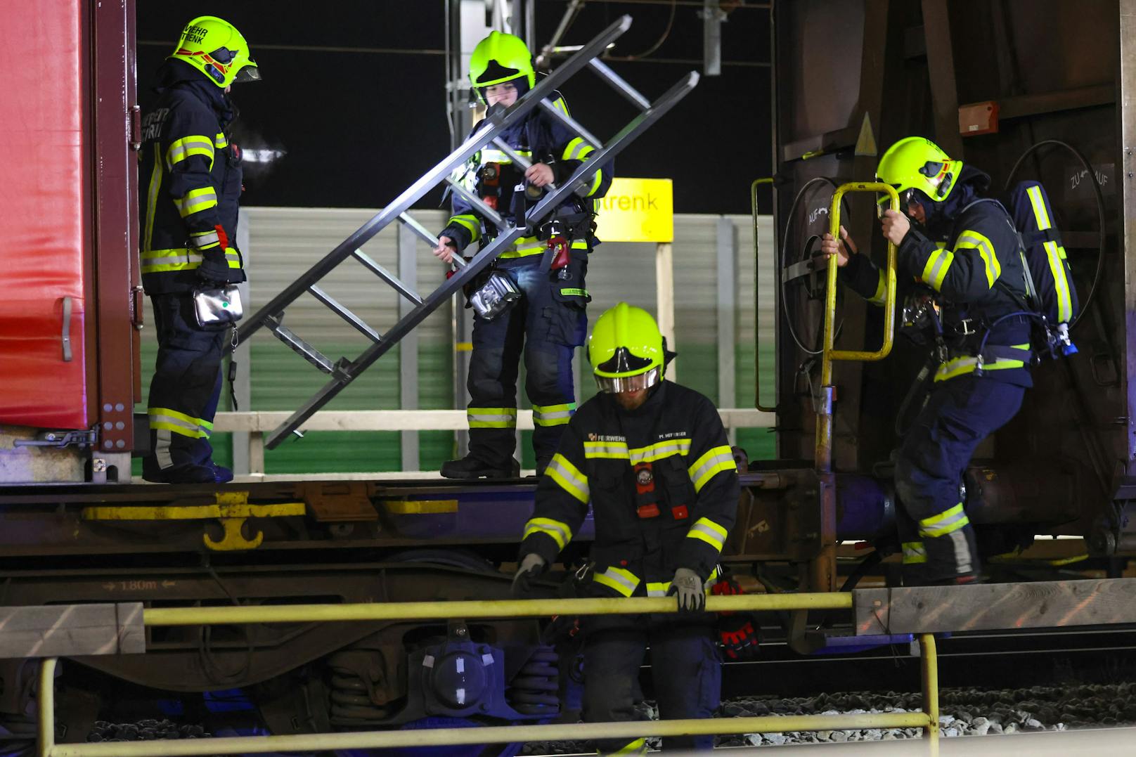 Drei Feuerwehren wurden in der Nacht auf Samstag mit dem Einsatzstichwort "Brand Zug" zum Bahnhof nach Marchtrenk (Bezirk Wels-Land) alarmiert.