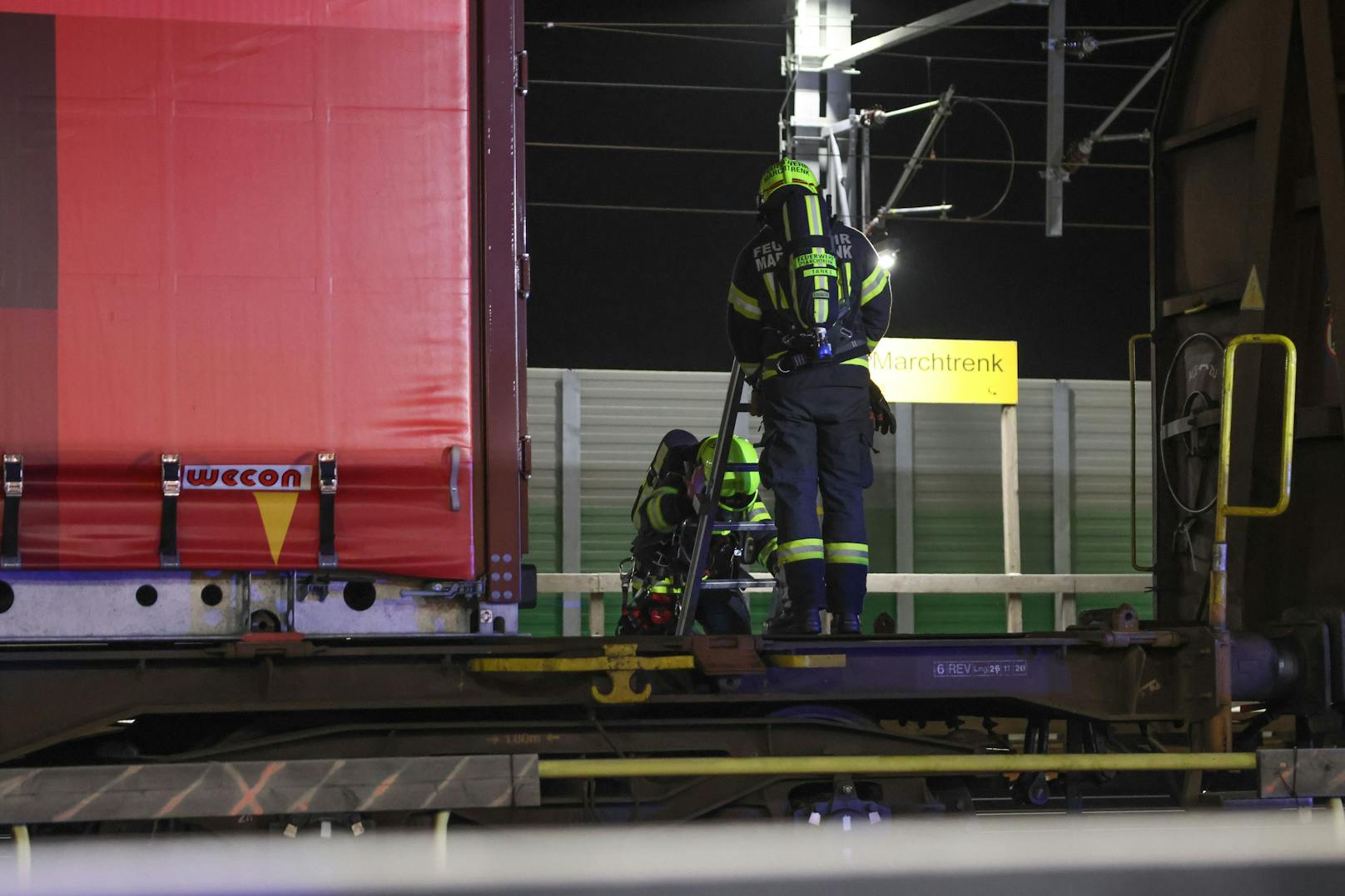 Drei Feuerwehren wurden in der Nacht auf Samstag mit dem Einsatzstichwort "Brand Zug" zum Bahnhof nach Marchtrenk (Bezirk Wels-Land) alarmiert.