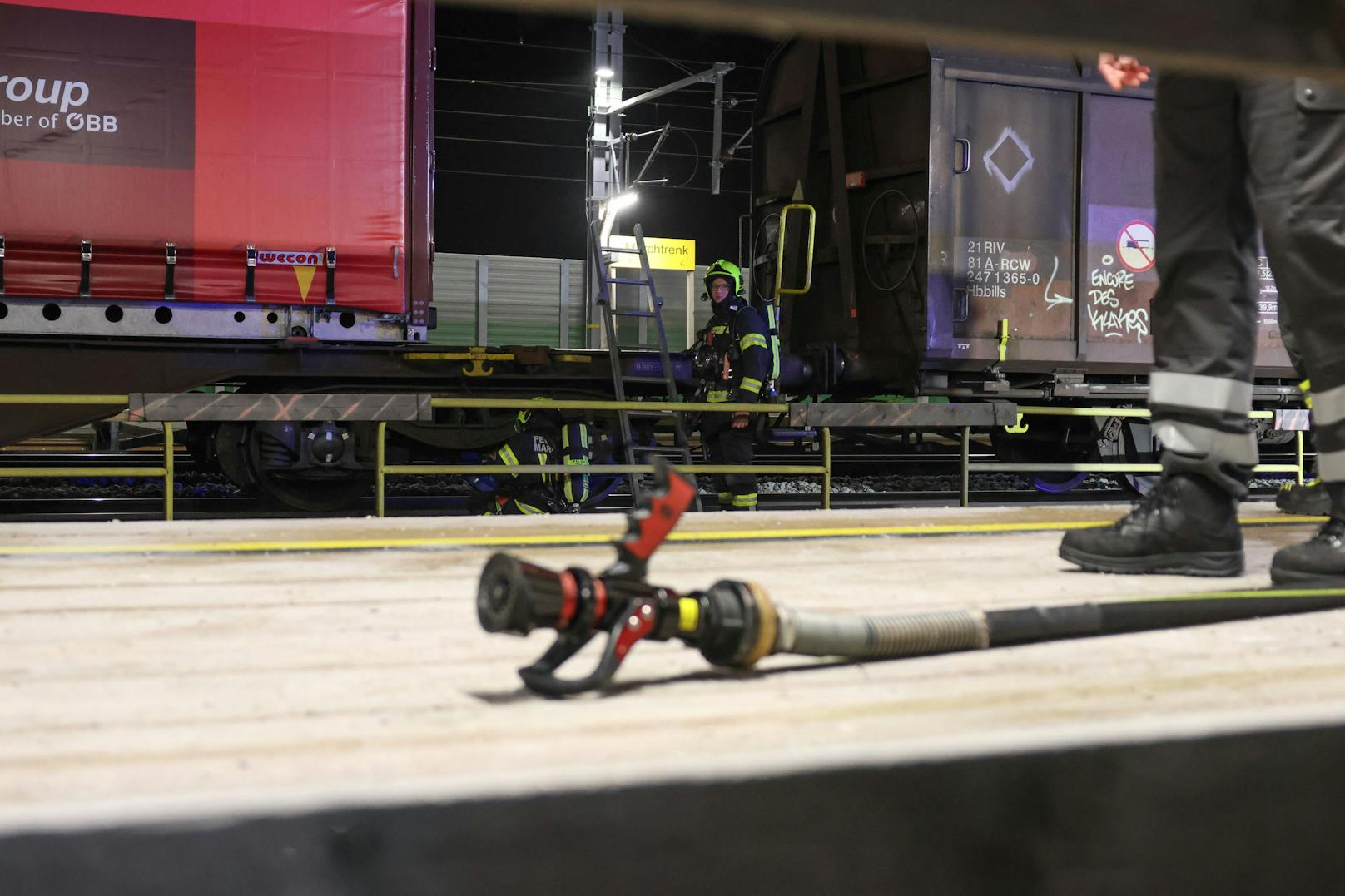 Drei Feuerwehren wurden in der Nacht auf Samstag mit dem Einsatzstichwort "Brand Zug" zum Bahnhof nach Marchtrenk (Bezirk Wels-Land) alarmiert.