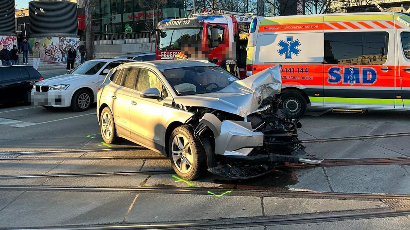 Crash am Wiener Gürtel – Auto und Bim krachen zusammen