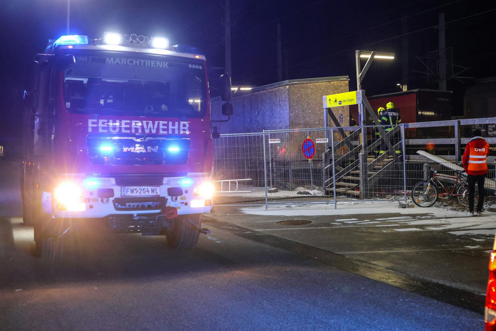 Drei Feuerwehren wurden in der Nacht auf Samstag mit dem Einsatzstichwort "Brand Zug" zum Bahnhof nach Marchtrenk (Bezirk Wels-Land) alarmiert.