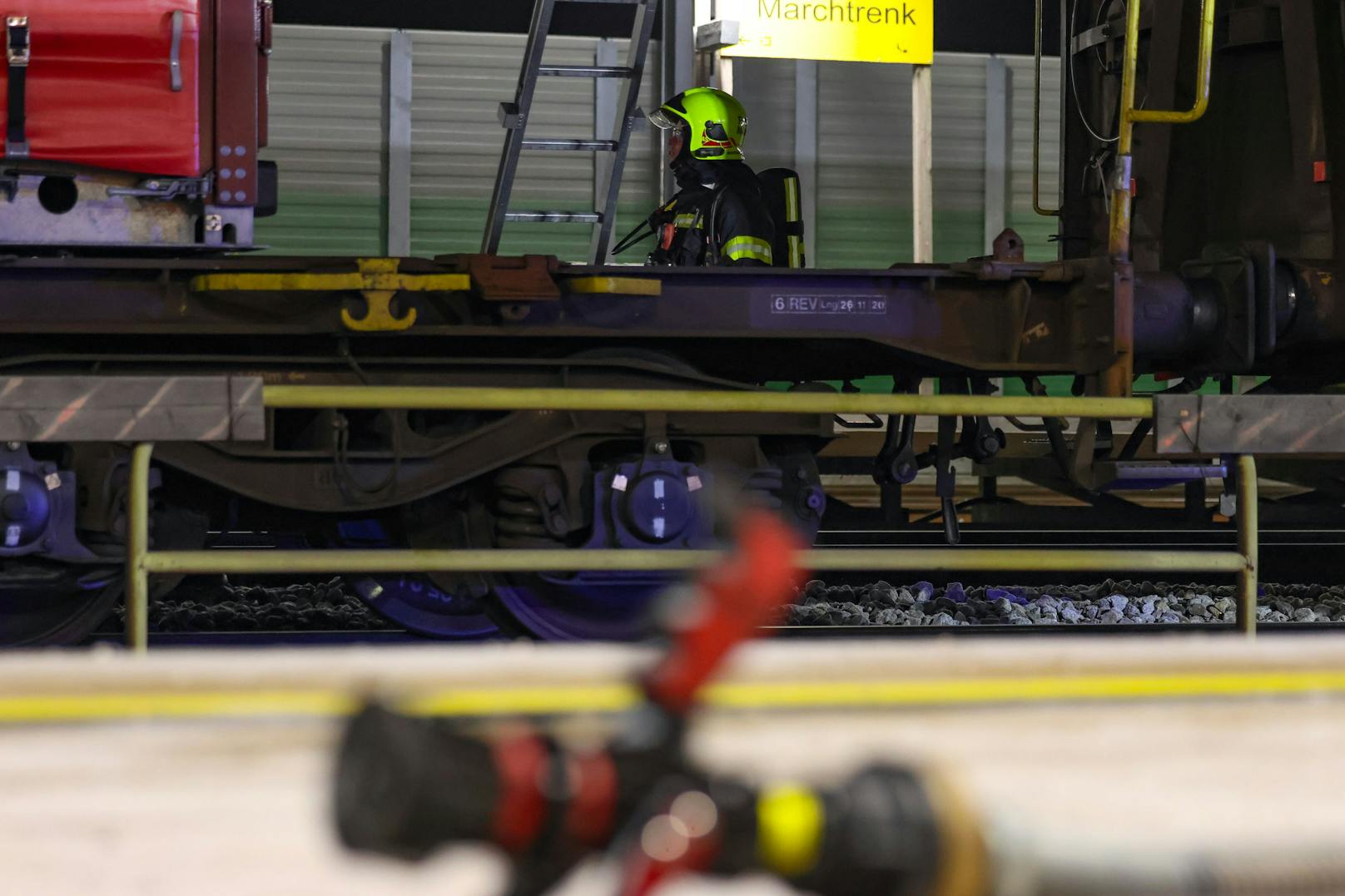 Drei Feuerwehren wurden in der Nacht auf Samstag mit dem Einsatzstichwort "Brand Zug" zum Bahnhof nach Marchtrenk (Bezirk Wels-Land) alarmiert.