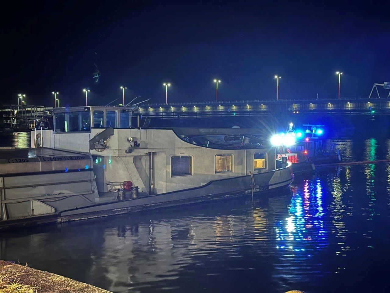 Schiff droht im Donaustrom zu sinken 20.01.2024