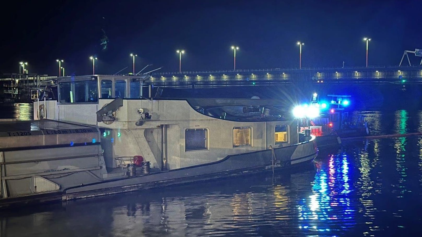 Beim Eintreffen der Berufsfeuerwehr ragte das Oberdeck nur noch wenig aus dem Wasser, wodurch die Gefahr des Sinkens unmittelbar war.