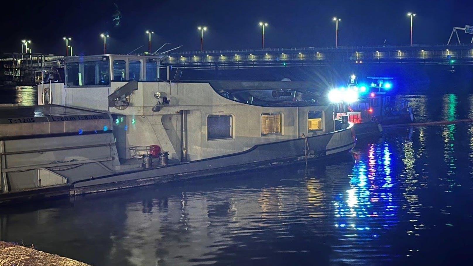 Schiff sinkt in Donau, Florianis verhindern Öl-Desaster