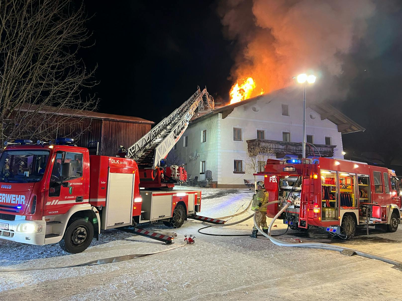 Aus bisher unbekannter Ursache ist am Freitag ein Bauernhof in St. Ulrich am Pillersee in Brand geraten. Eine 87-Jährige und 30 Tiere konnten unverletzt in Sicherheit gebracht werden.