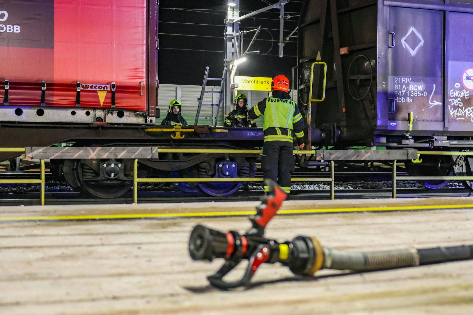 Drei Feuerwehren wurden in der Nacht auf Samstag mit dem Einsatzstichwort "Brand Zug" zum Bahnhof nach Marchtrenk (Bezirk Wels-Land) alarmiert.