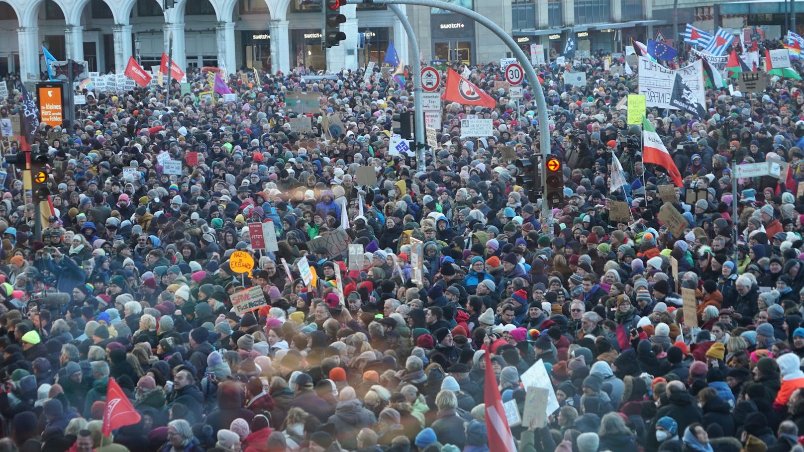 Seit einer Woche demonstrieren zahlreiche Menschen in Deutschland gegen Rechtsextremismus.