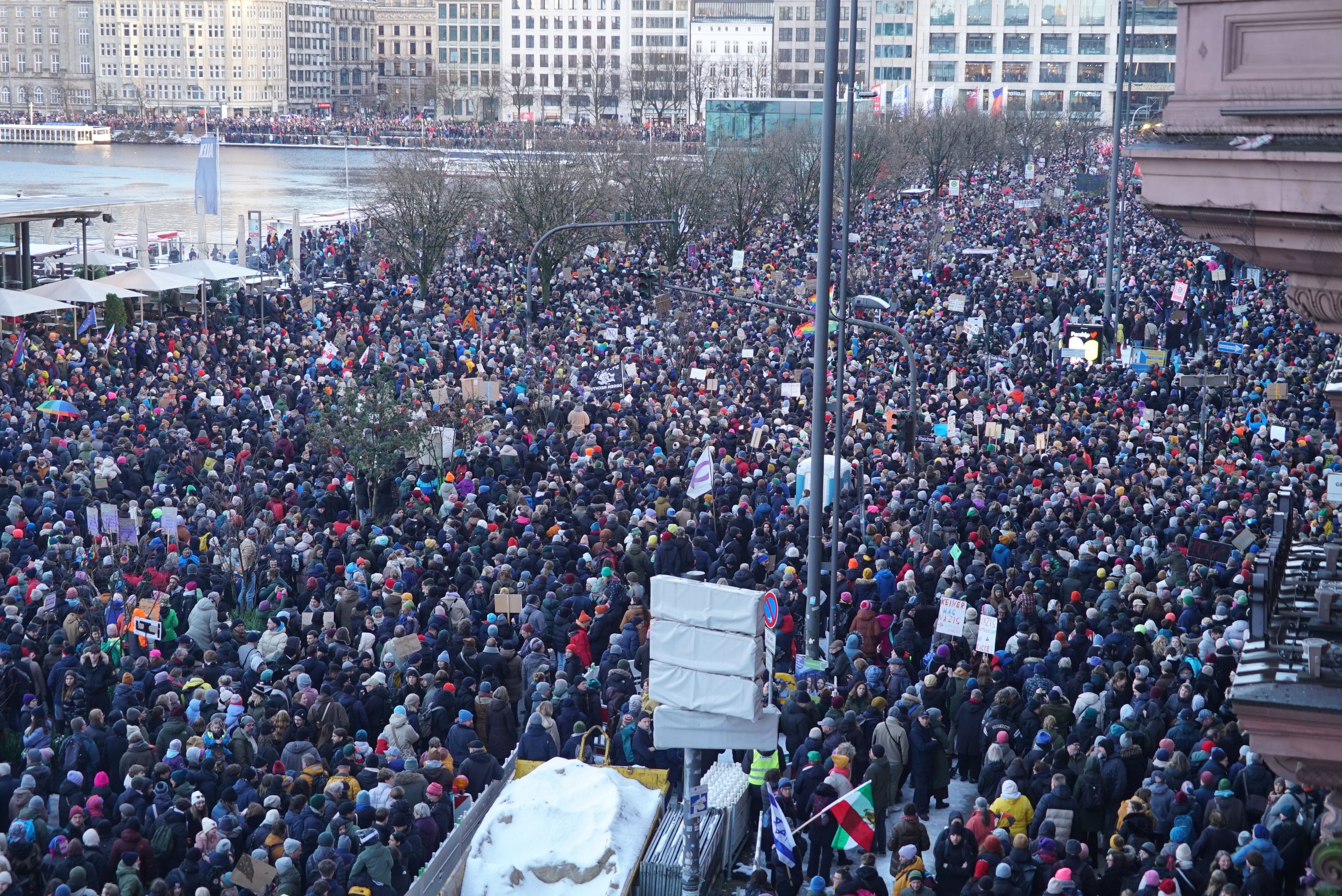 Zu Großer Andrang – Demo Gegen Rechts Abgebrochen | Heute.at