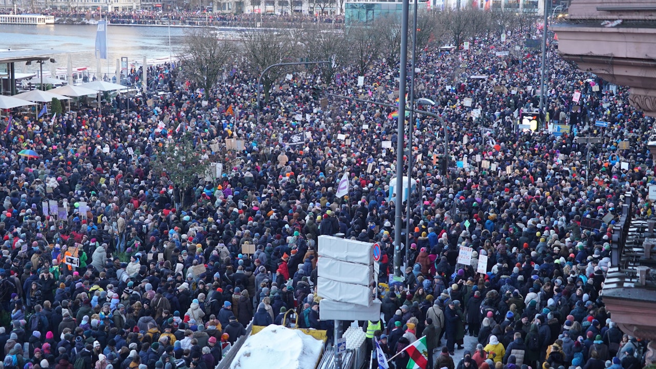 Heute.at - Zu großer Andrang – Demo gegen Rechts abgebrochen