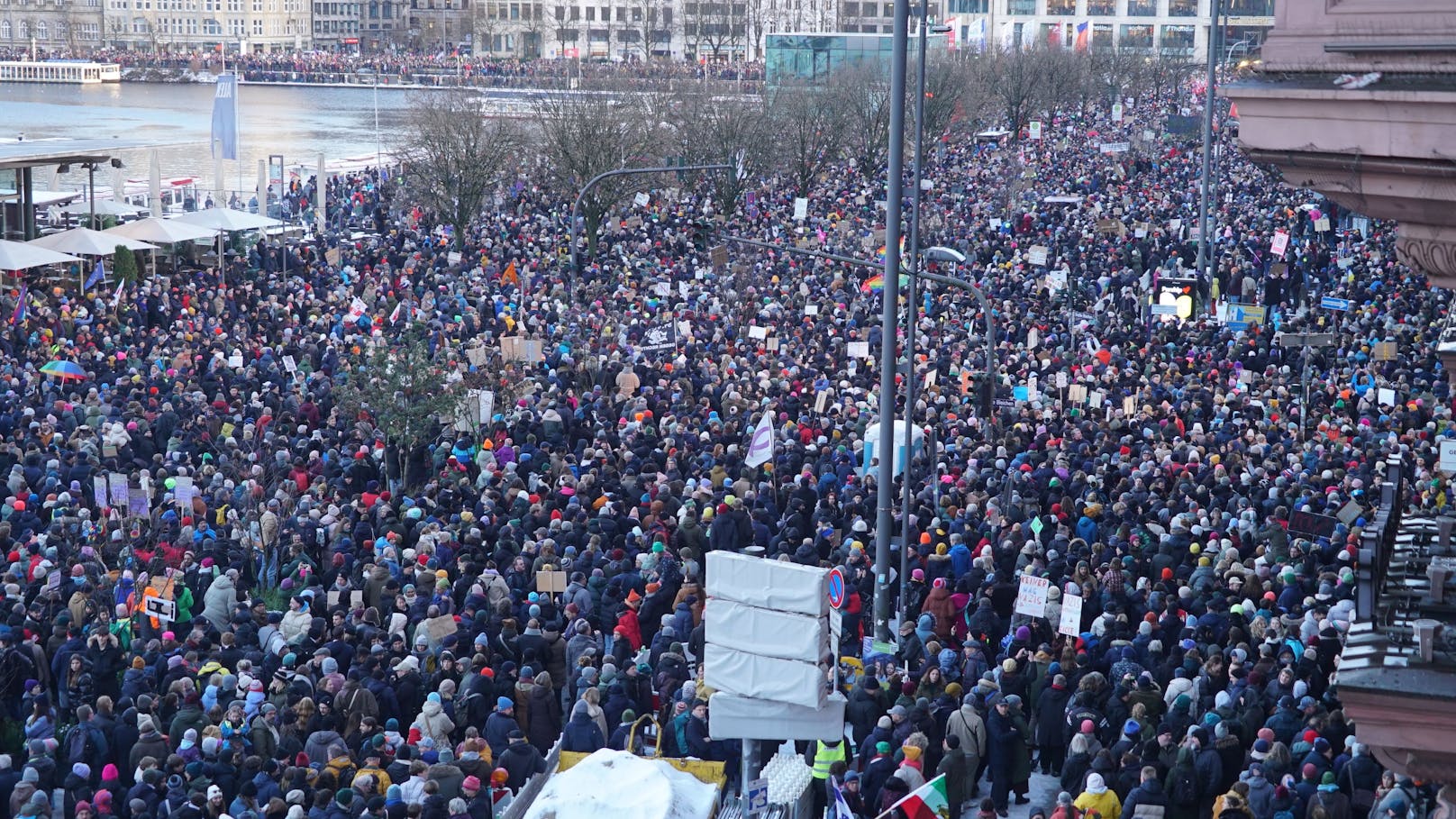 Zehntausende Menschen demonstrierten am Freitag in der Hamburger Innenstadt gegen die AfD und Fremdenfeindlichkeit.